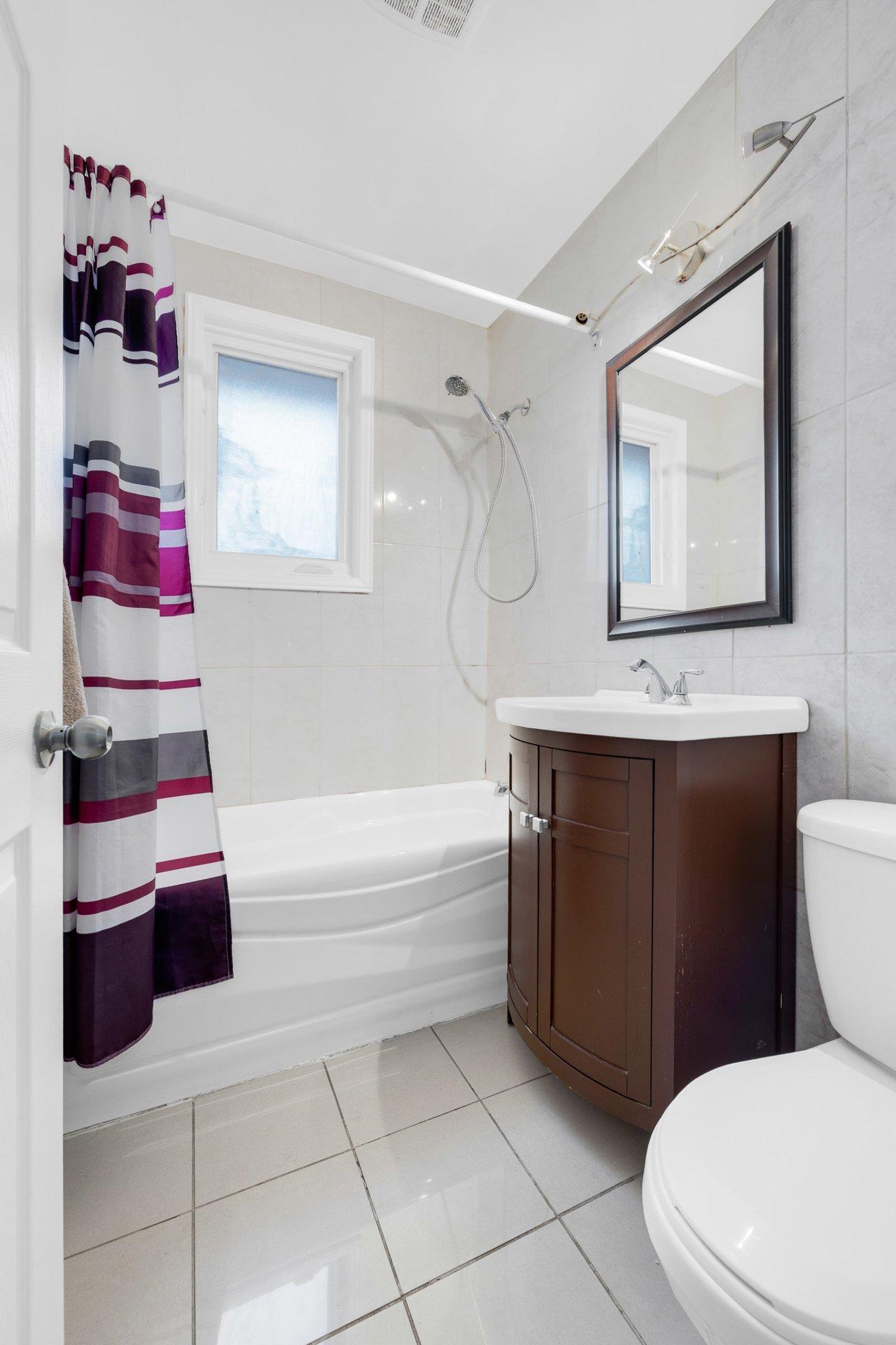 









5627


Av. Melling

,
Côte-Saint-Luc,




QC
H4W2C1

