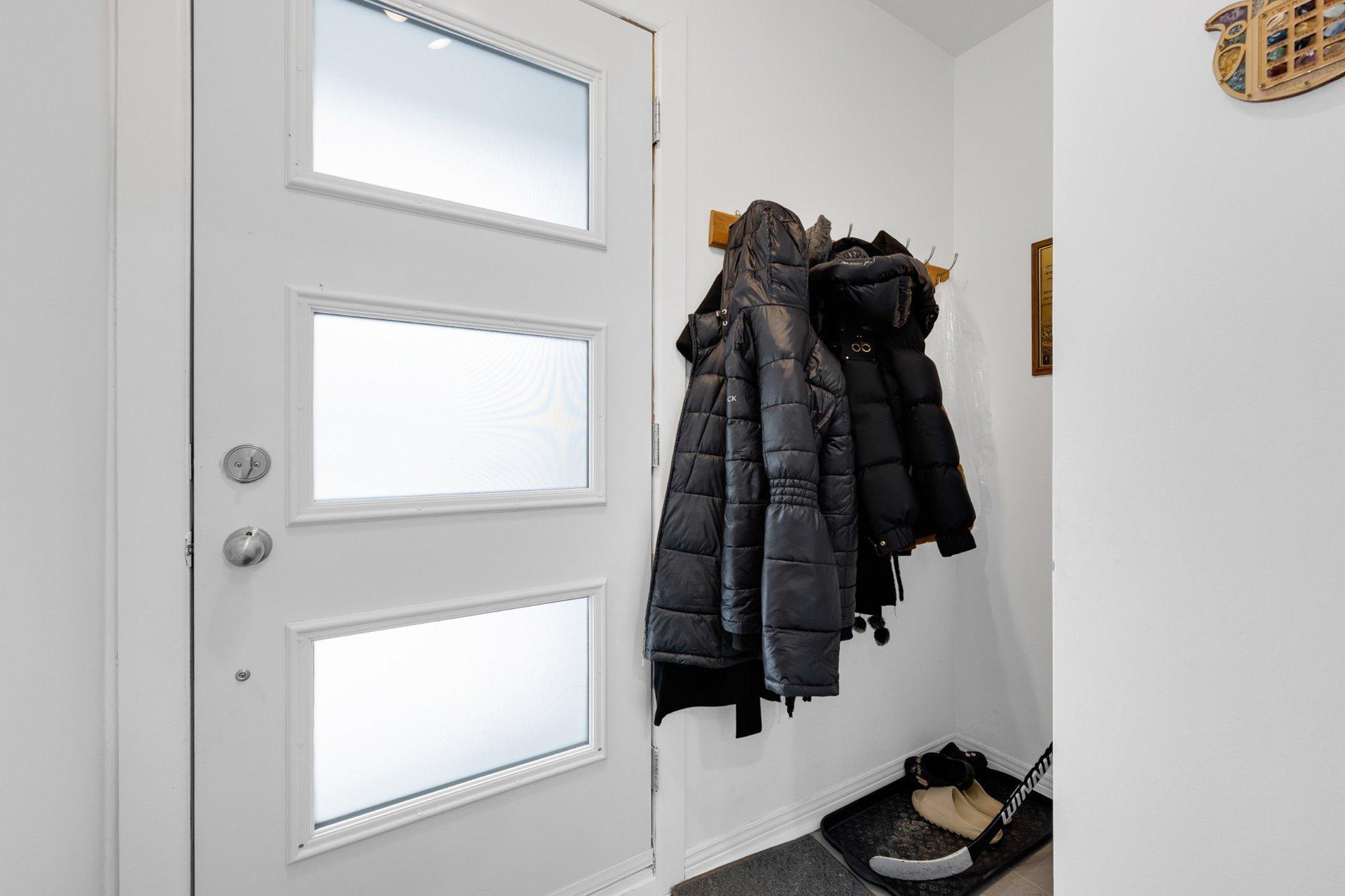 









5627


Av. Melling

,
Côte-Saint-Luc,




QC
H4W2C1

