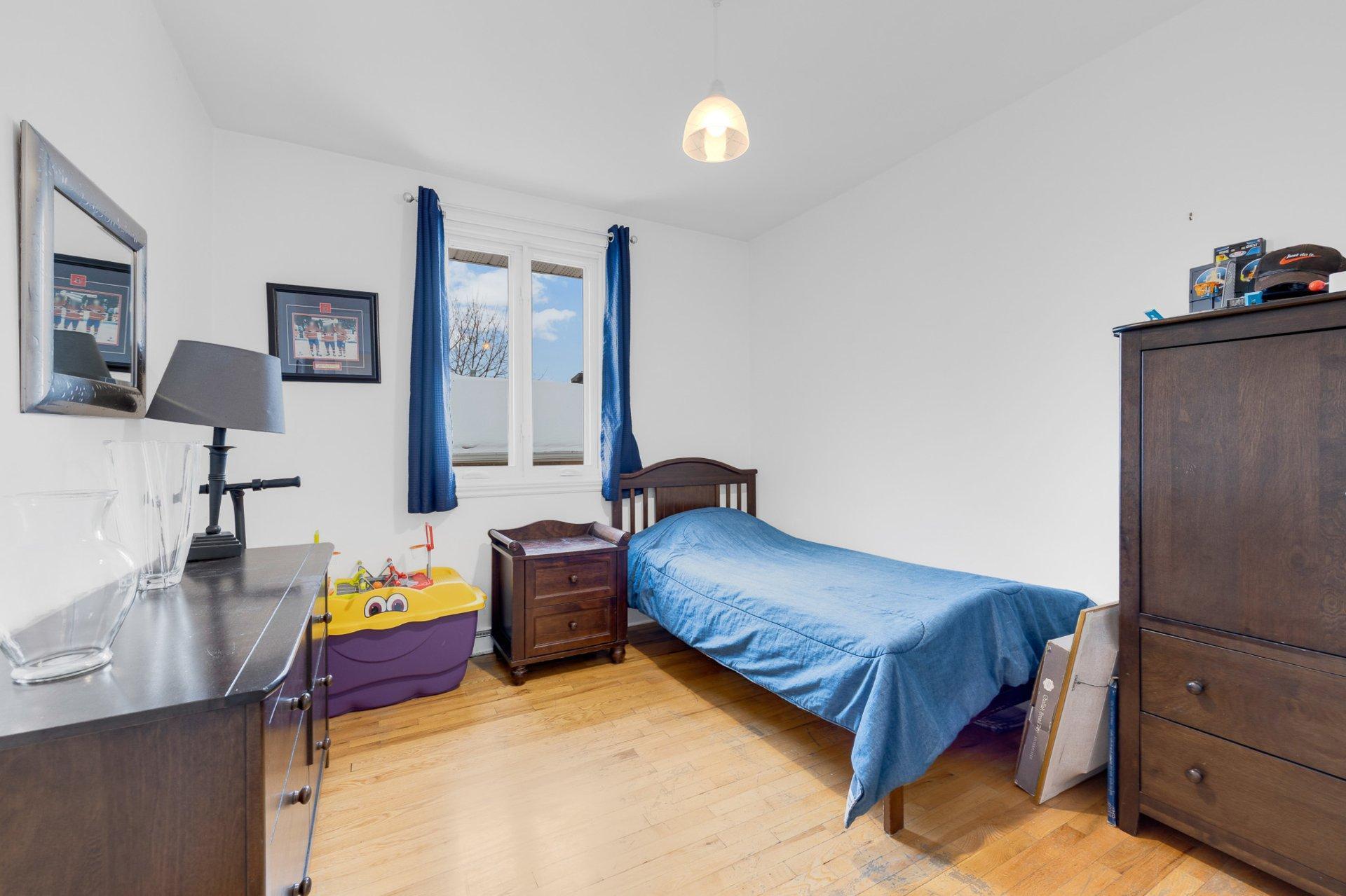 









5627


Av. Melling

,
Côte-Saint-Luc,




QC
H4W2C1

