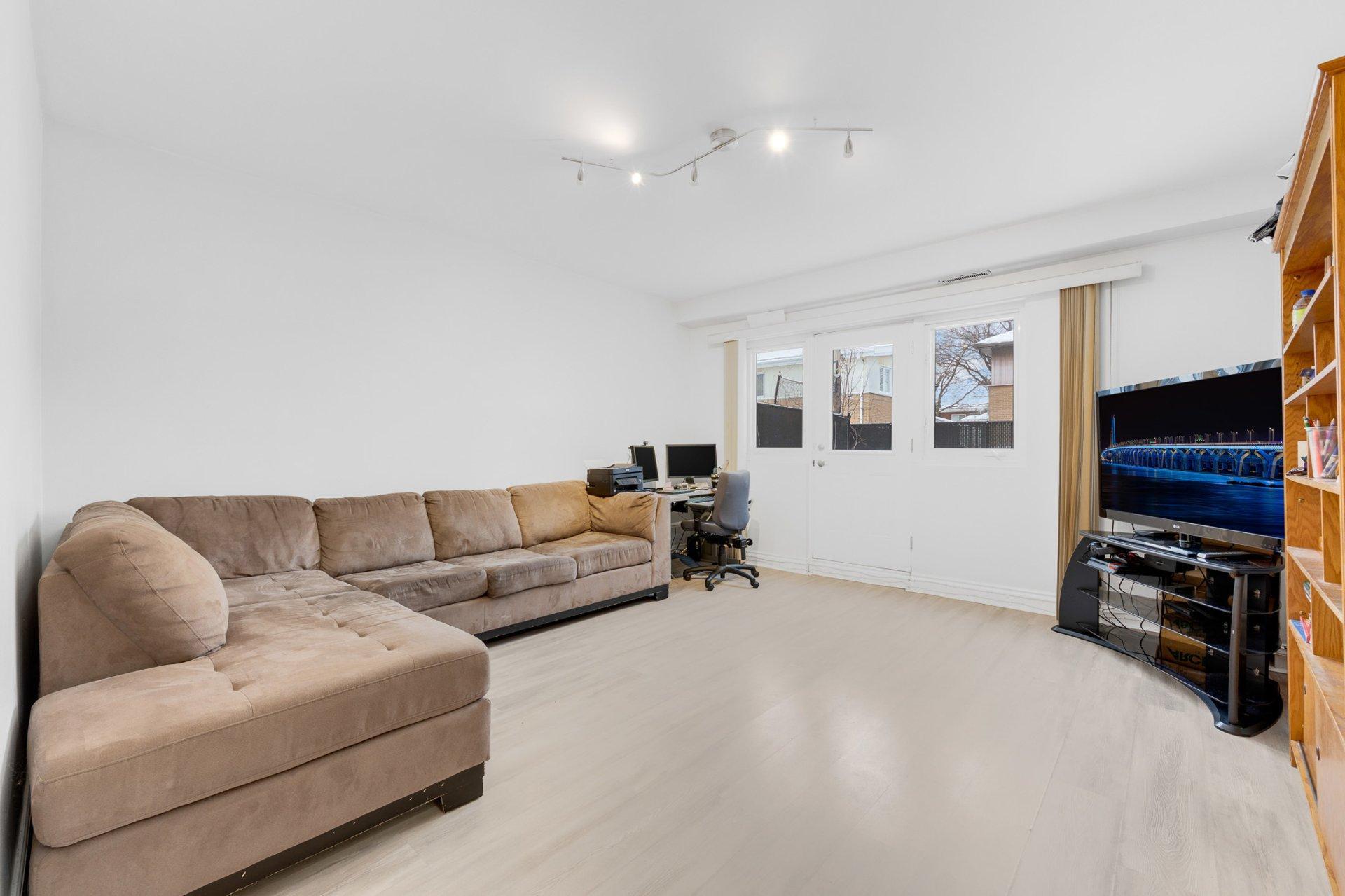 









5627


Av. Melling

,
Côte-Saint-Luc,




QC
H4W2C1

