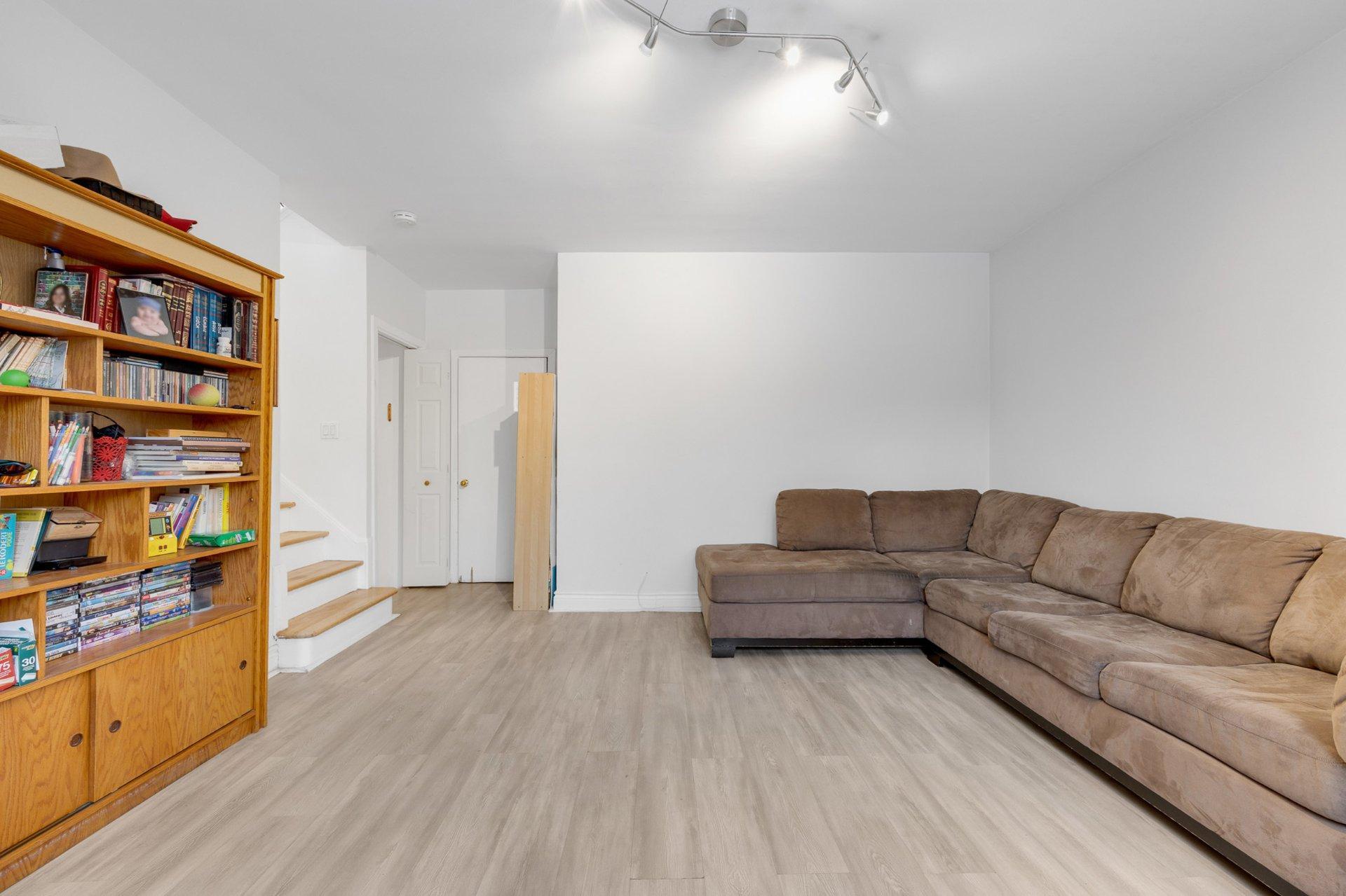 









5627


Av. Melling

,
Côte-Saint-Luc,




QC
H4W2C1

