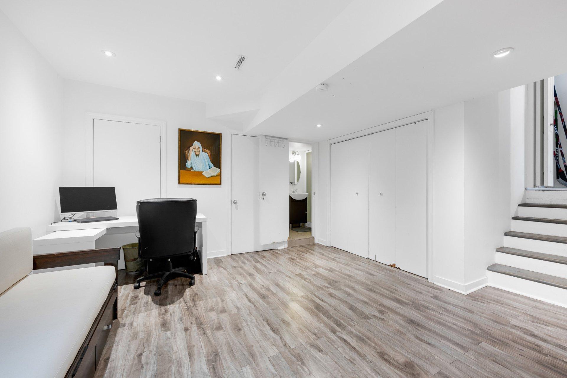 









5627


Av. Melling

,
Côte-Saint-Luc,




QC
H4W2C1

