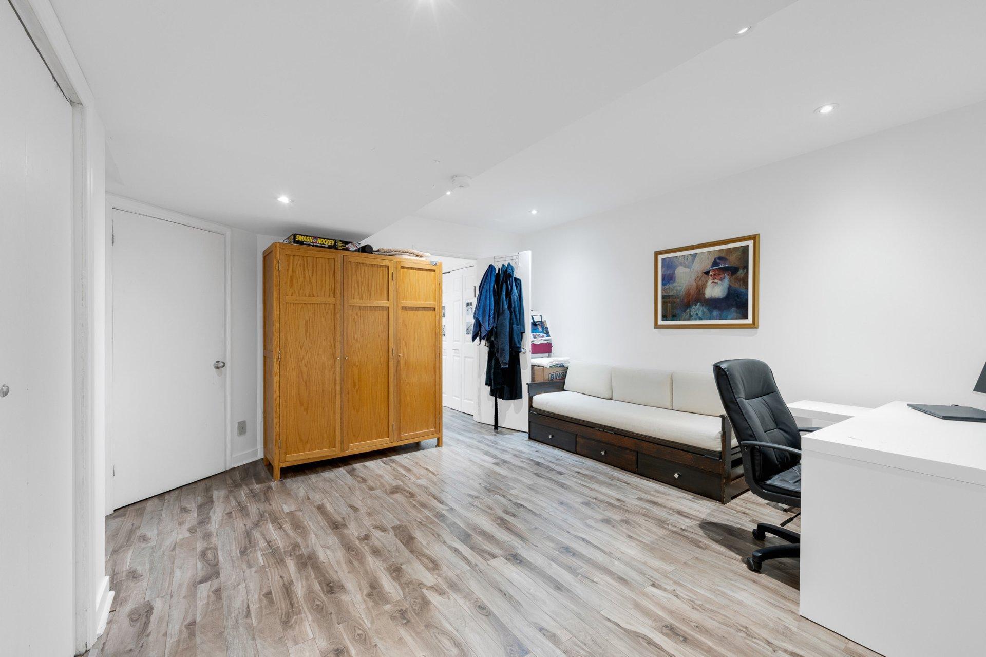 









5627


Av. Melling

,
Côte-Saint-Luc,




QC
H4W2C1

