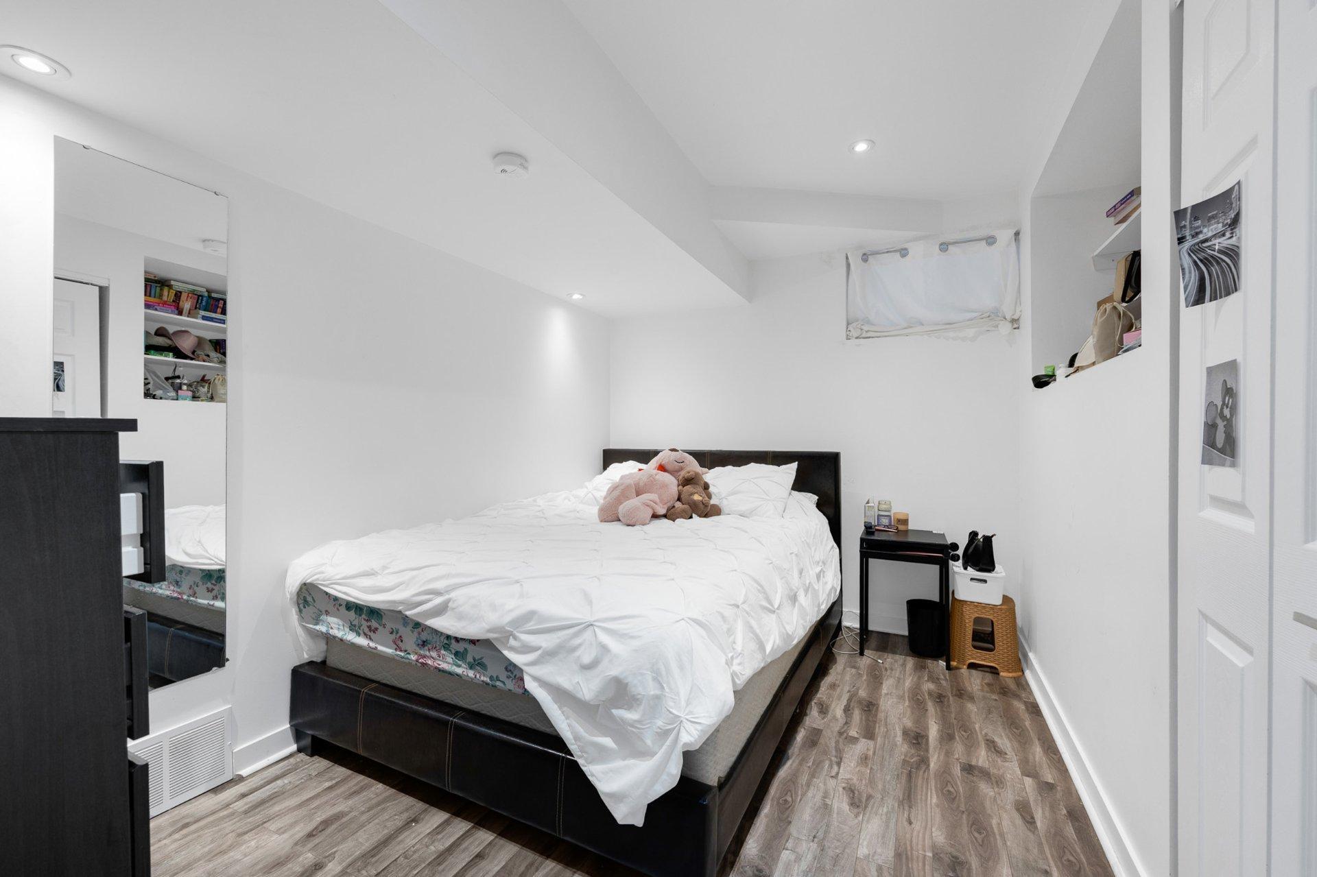 









5627


Av. Melling

,
Côte-Saint-Luc,




QC
H4W2C1

