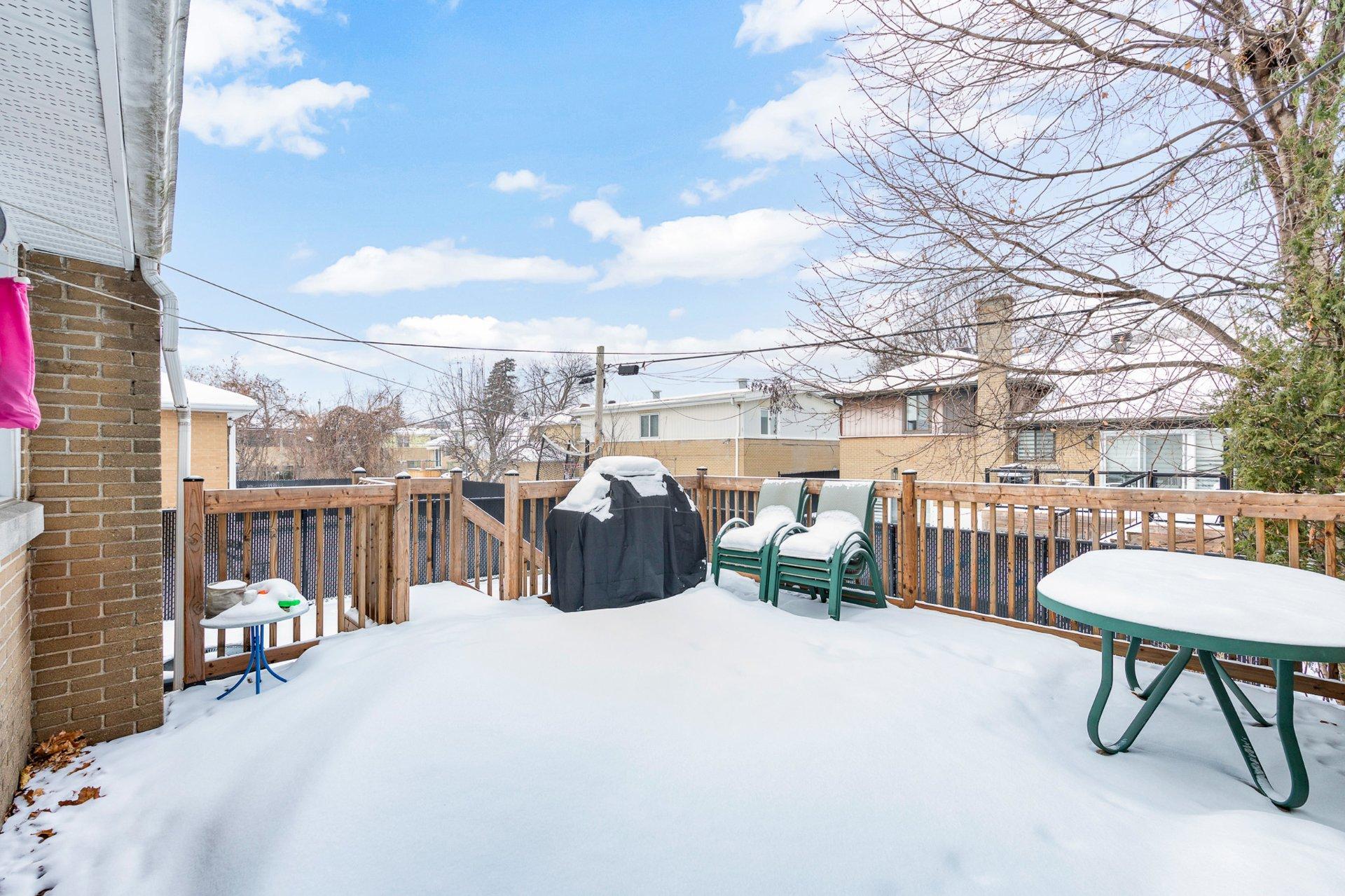 









5627


Av. Melling

,
Côte-Saint-Luc,




QC
H4W2C1

