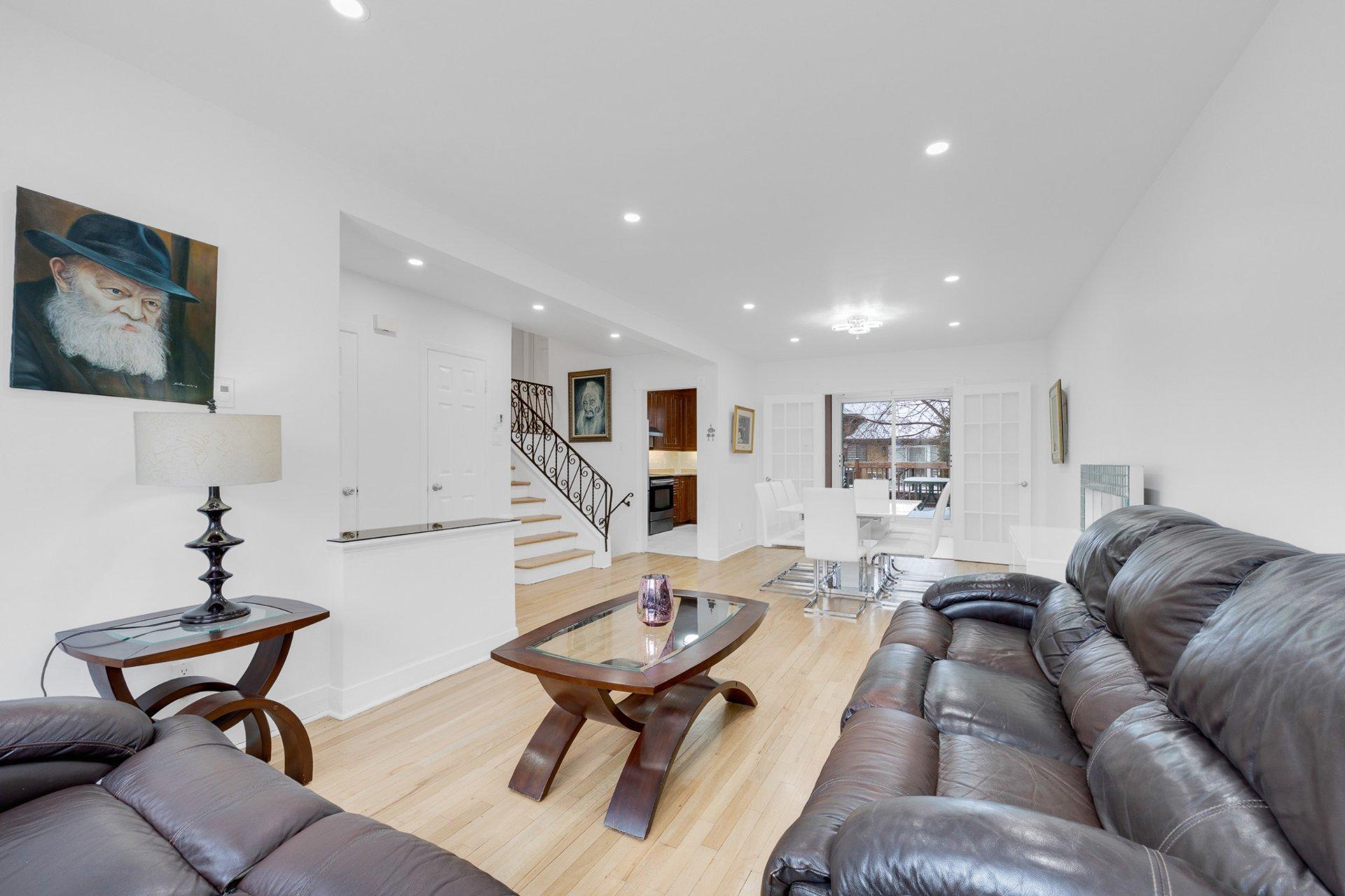 









5627


Av. Melling

,
Côte-Saint-Luc,




QC
H4W2C1

