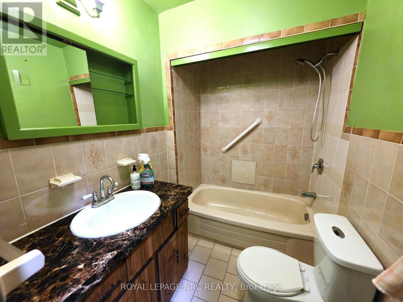 












220 EMERALD STREET N

,
Hamilton,




Ontario
L8L5K8

