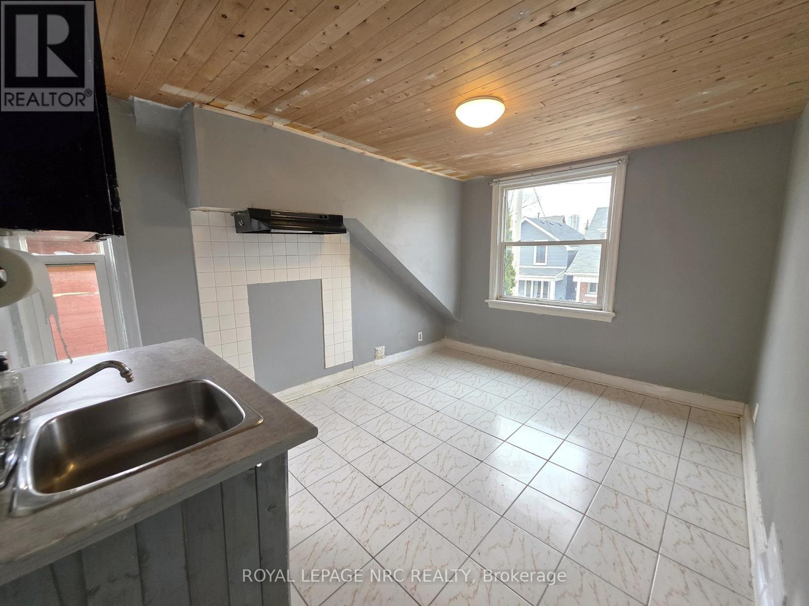 












220 EMERALD STREET N

,
Hamilton,




Ontario
L8L5K8

