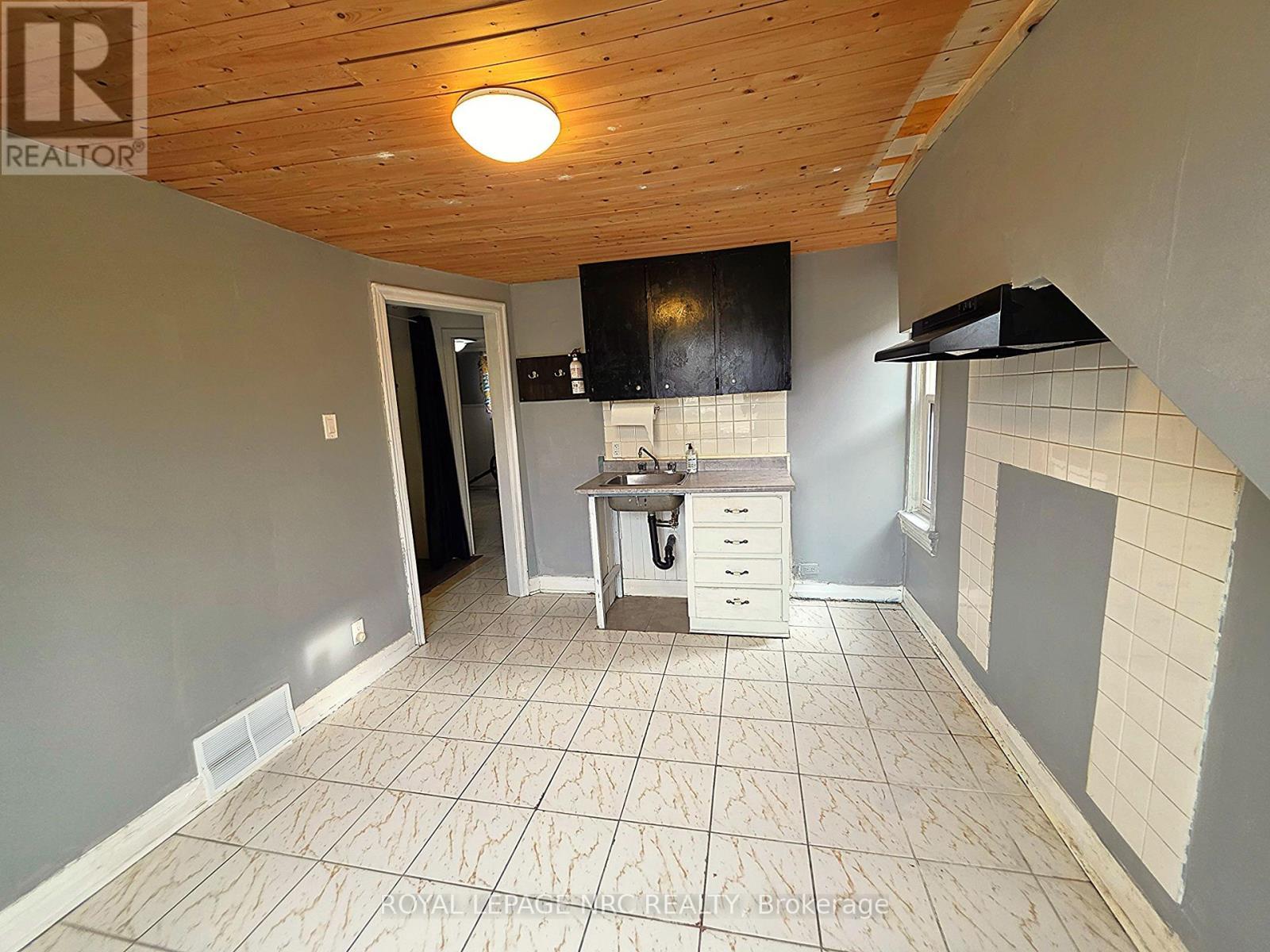 












220 EMERALD STREET N

,
Hamilton,




Ontario
L8L5K8

