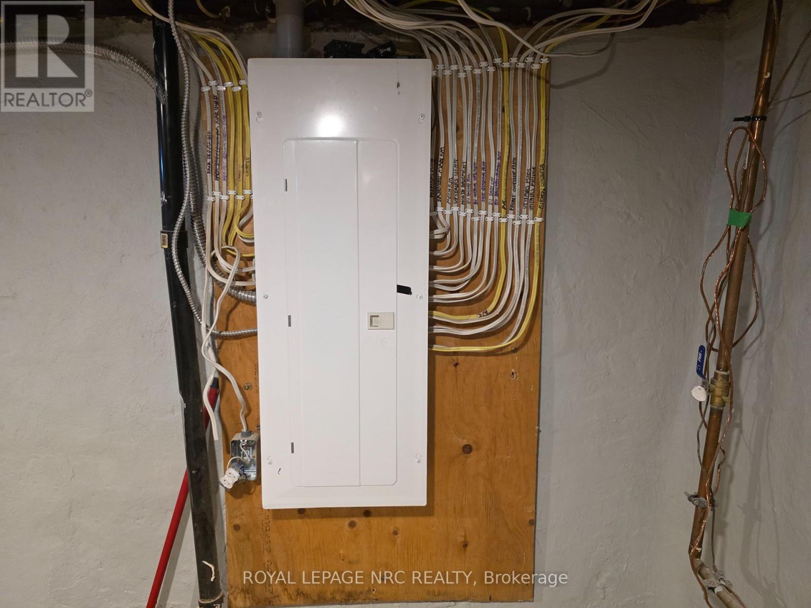 












220 EMERALD STREET N

,
Hamilton,




Ontario
L8L5K8

