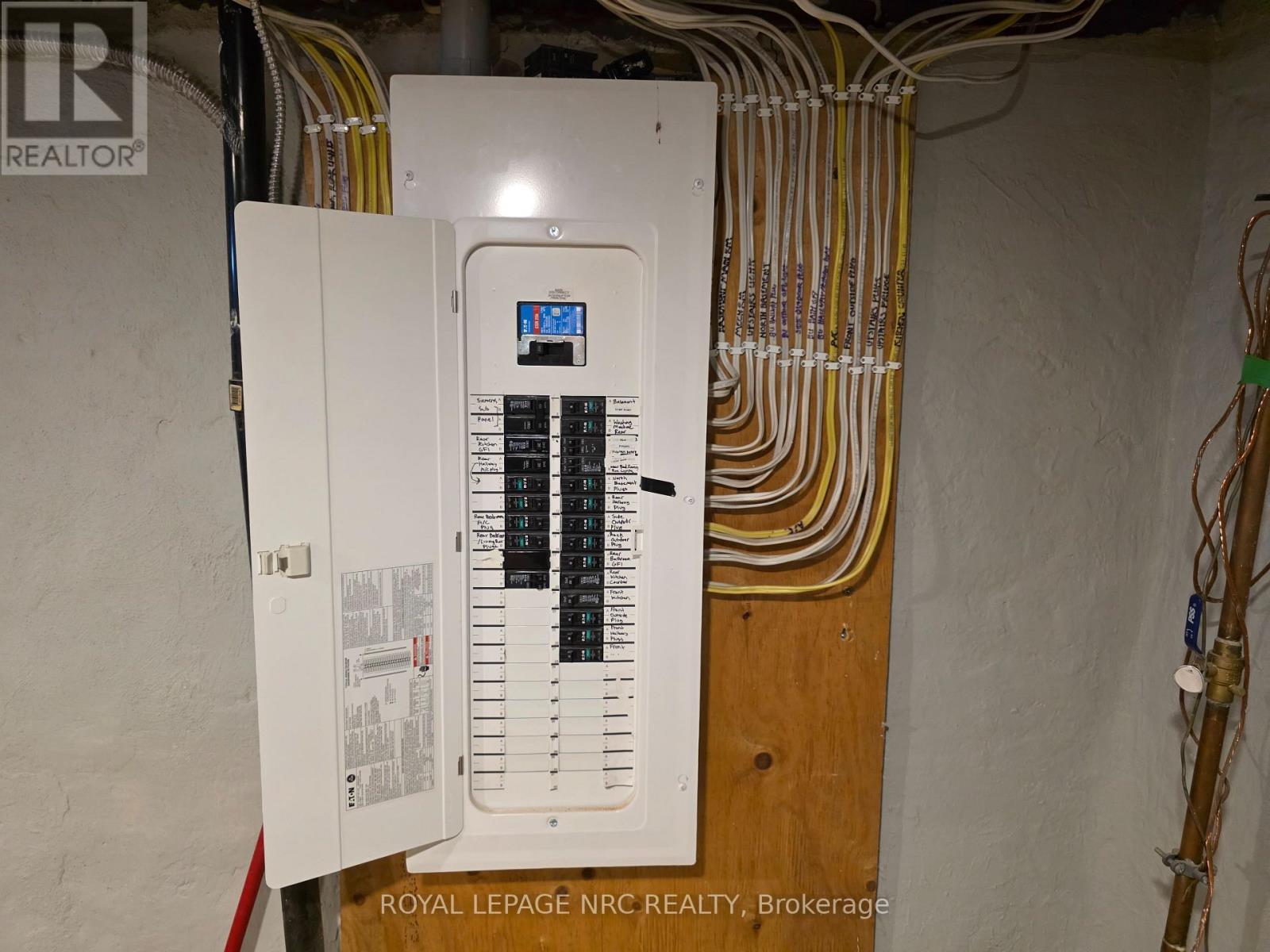 












220 EMERALD STREET N

,
Hamilton,




Ontario
L8L5K8

