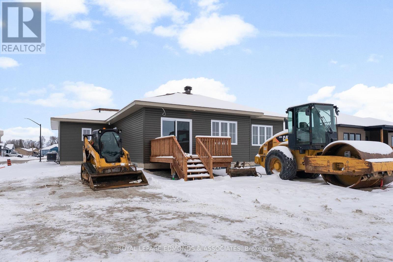 












30 BAMAGILLIA STREET

,
Whitewater Region,




Ontario
K0J1K0

