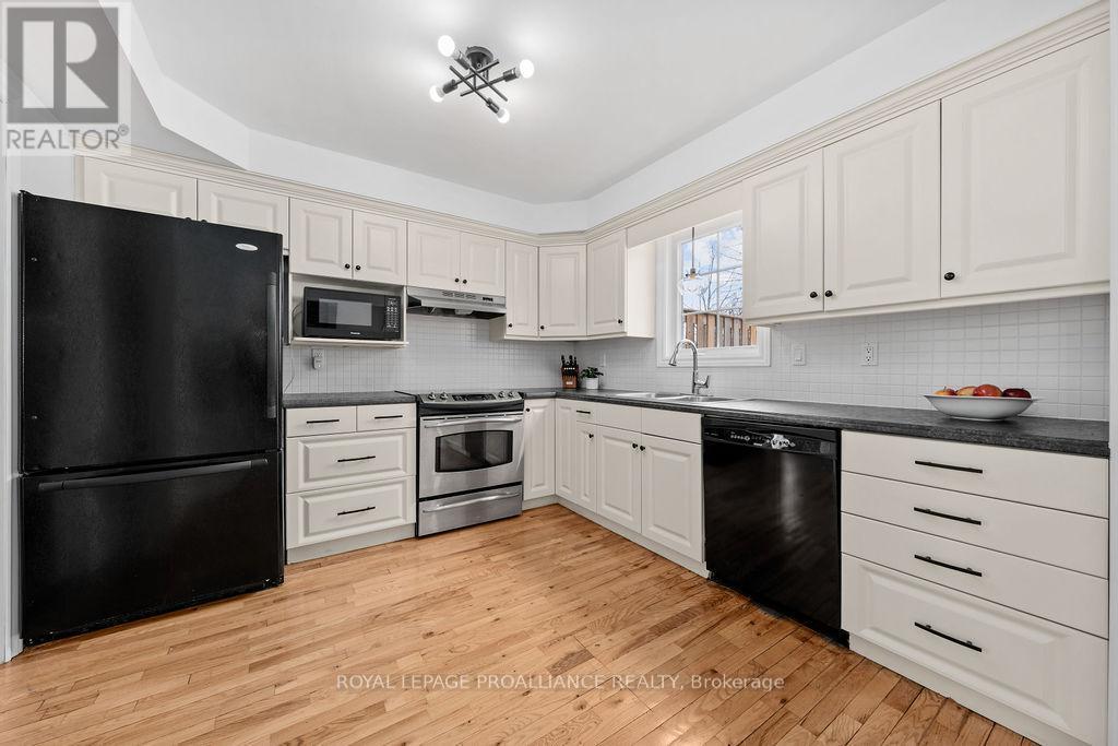 












29 SHERWOOD CRESCENT

,
Belleville (Belleville Ward),




Ontario
K8P5G2

