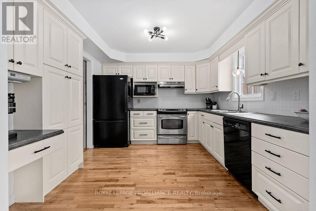 












29 SHERWOOD CRESCENT

,
Belleville (Belleville Ward),




Ontario
K8P5G2

