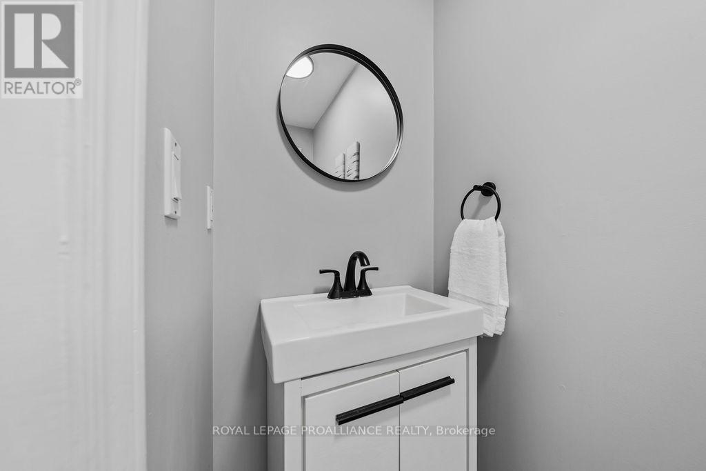 












29 SHERWOOD CRESCENT

,
Belleville (Belleville Ward),




Ontario
K8P5G2

