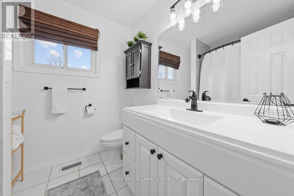 












29 SHERWOOD CRESCENT

,
Belleville (Belleville Ward),




Ontario
K8P5G2

