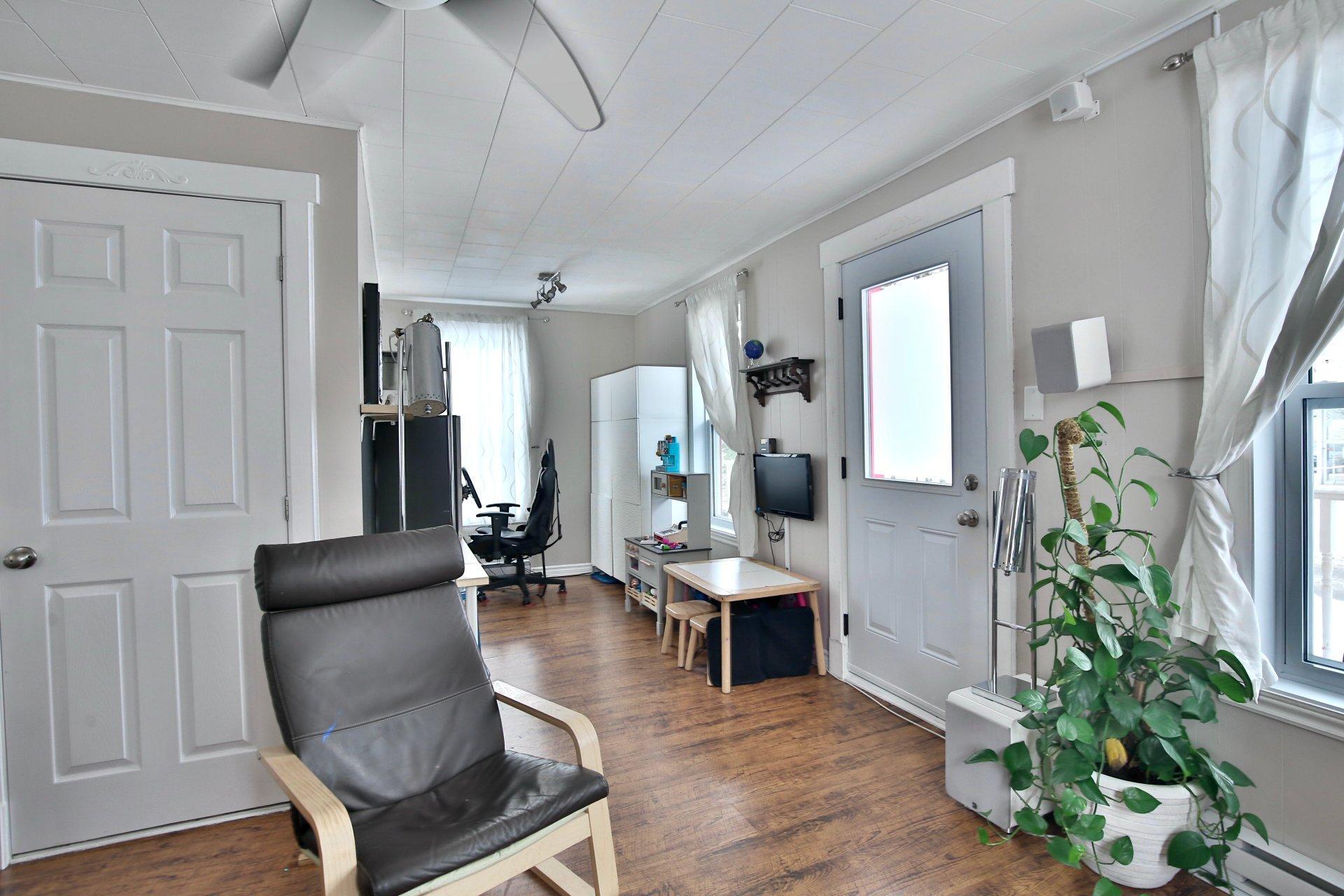 









1160


Rue du Pont

,
Marieville,




QC
J3M1G9

