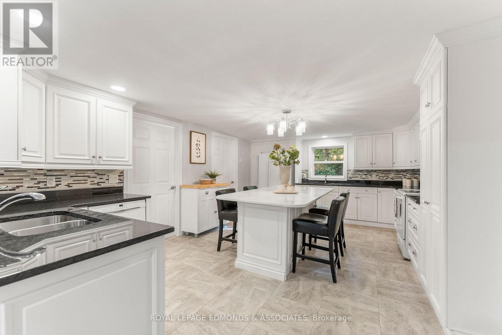 












731 FRANCIE LANE

,
Laurentian Valley,




Ontario
K8A6W2

