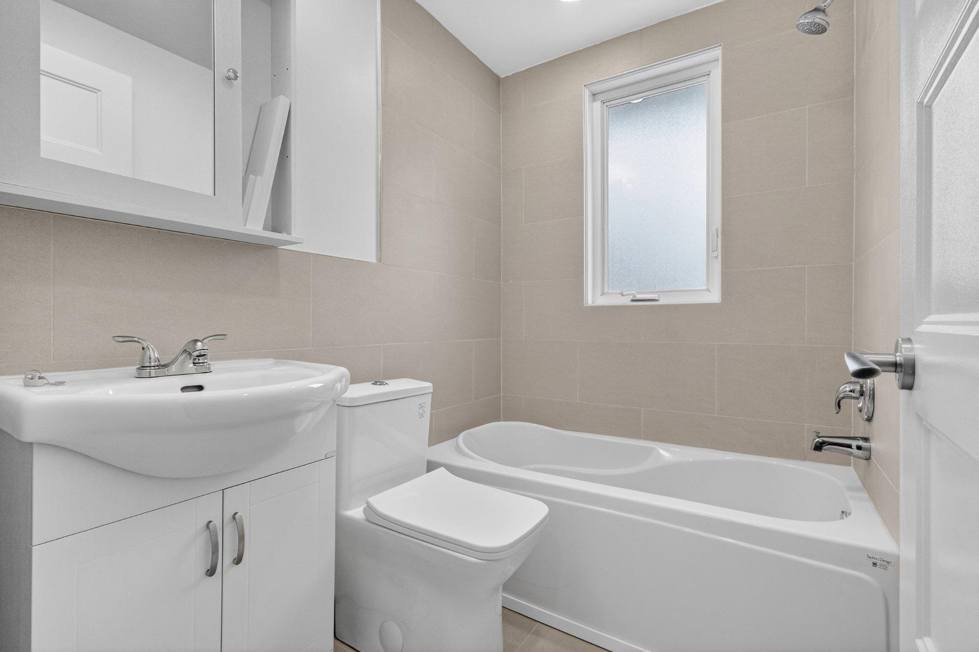 









635


Rue Tait

,
Montréal (Saint-Laurent),




QC
H4M2K7

