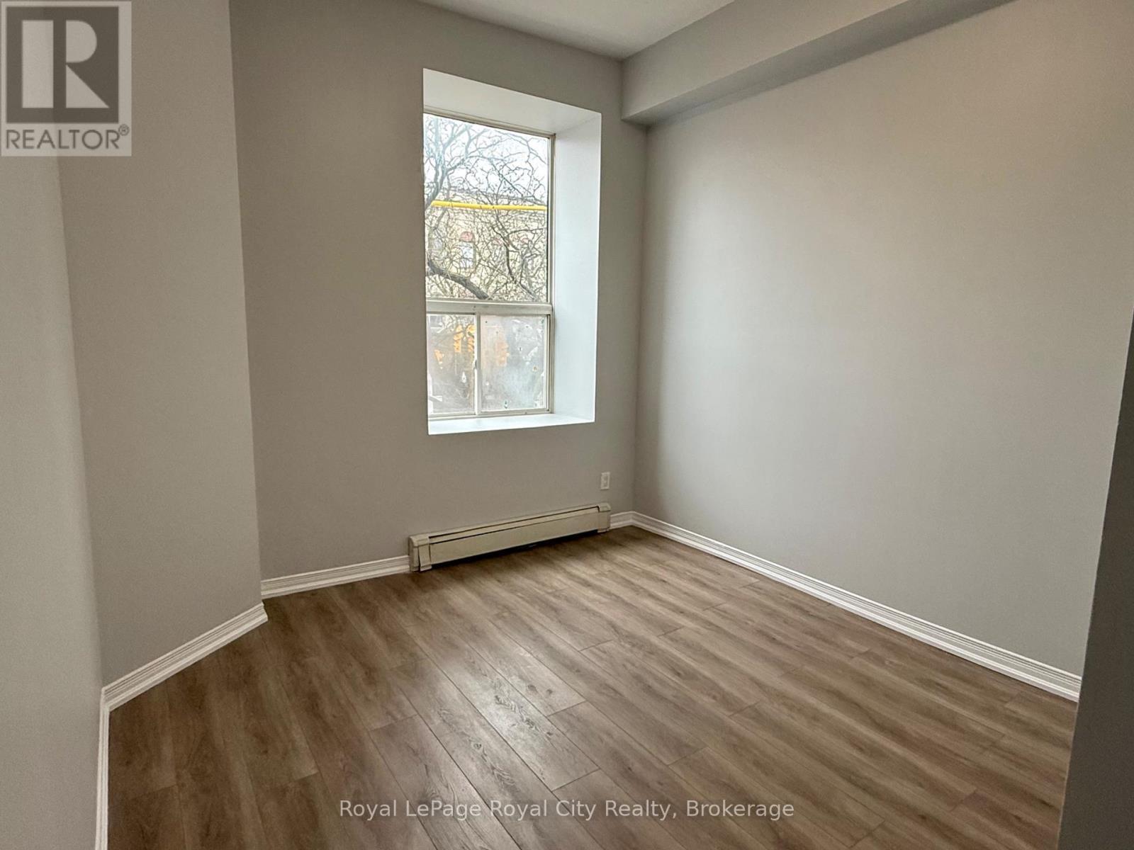












1 - 116 WYNDHAM STREET N

,
Guelph (Downtown),




Ontario
N1H4E8

