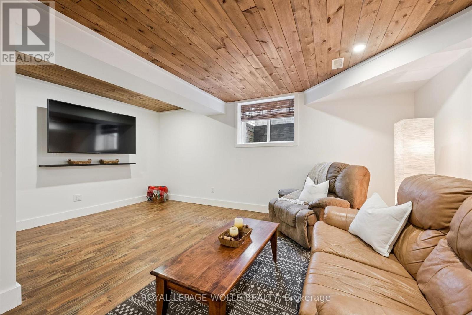 












92 JACOB STREET W

,
East Zorra-Tavistock,




Ontario
N0B2R0

