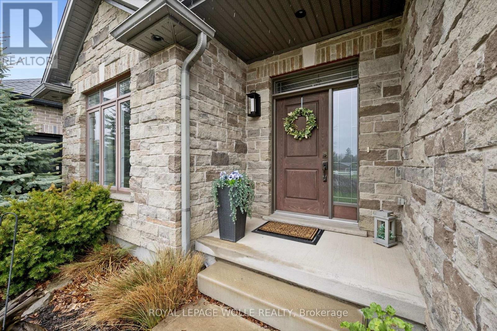 












92 JACOB STREET W

,
East Zorra-Tavistock,




Ontario
N0B2R0

