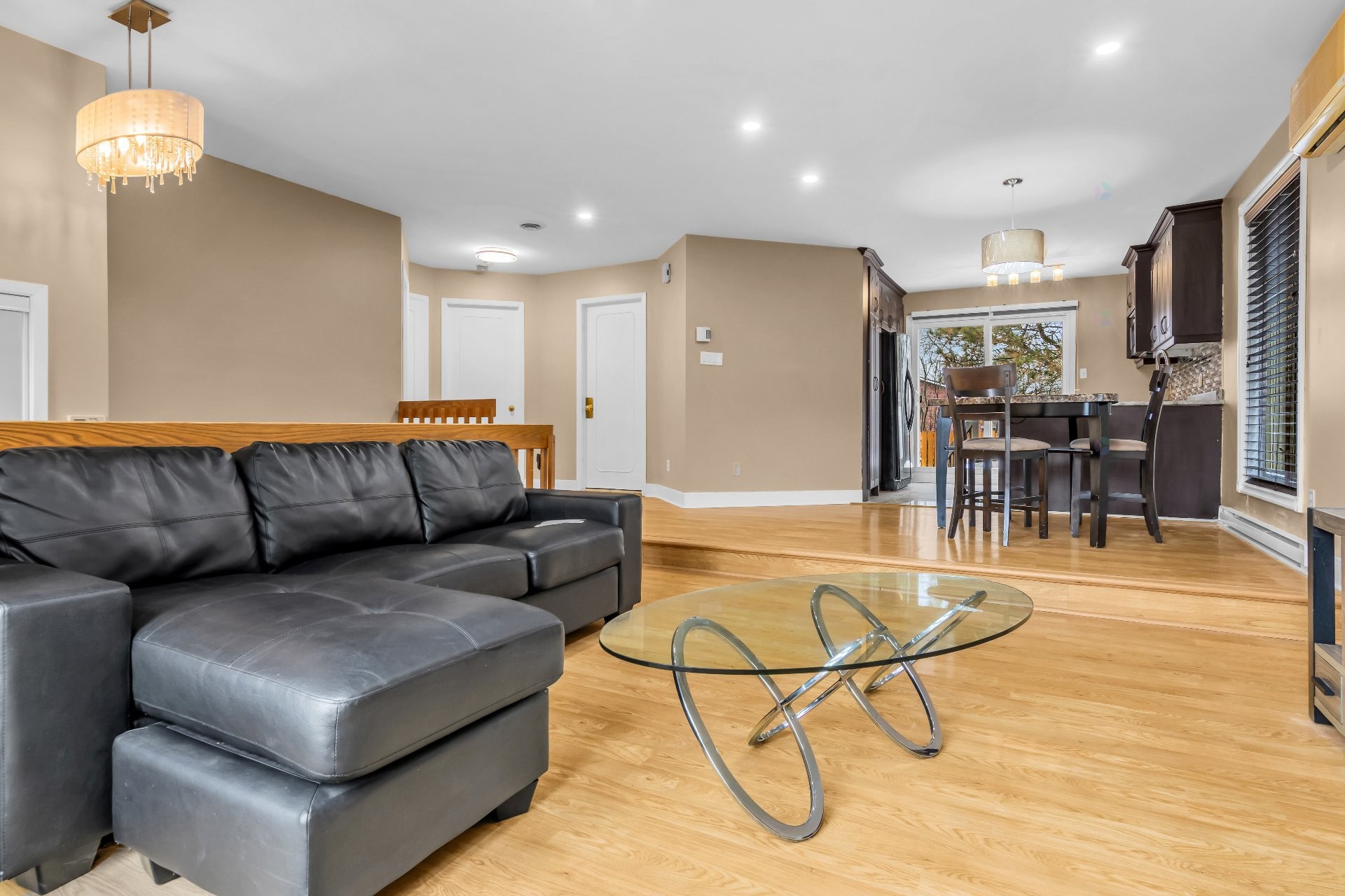 









216


Av. St-Louis

,
Pointe-Claire,




QC
H9R4X7

