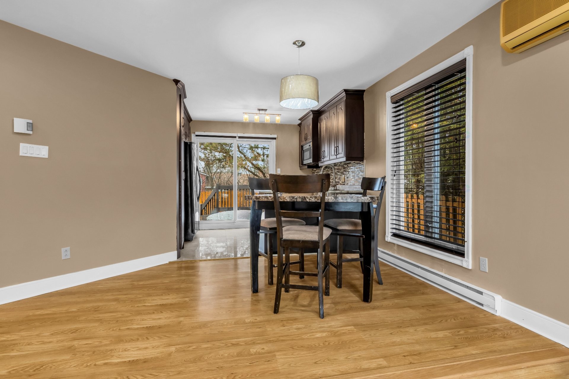 









216


Av. St-Louis

,
Pointe-Claire,




QC
H9R4X7

