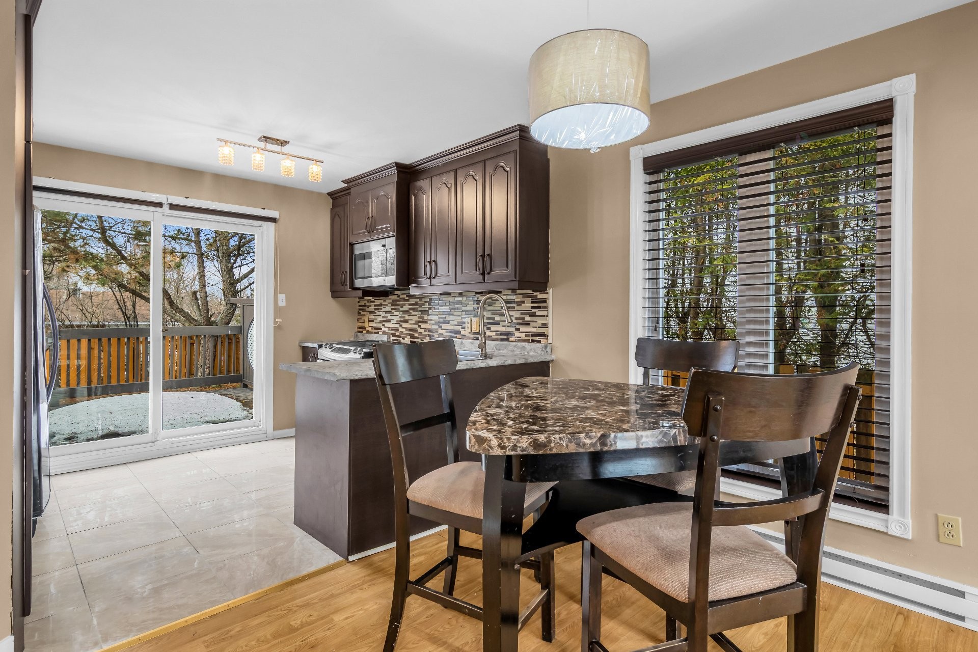 









216


Av. St-Louis

,
Pointe-Claire,




QC
H9R4X7

