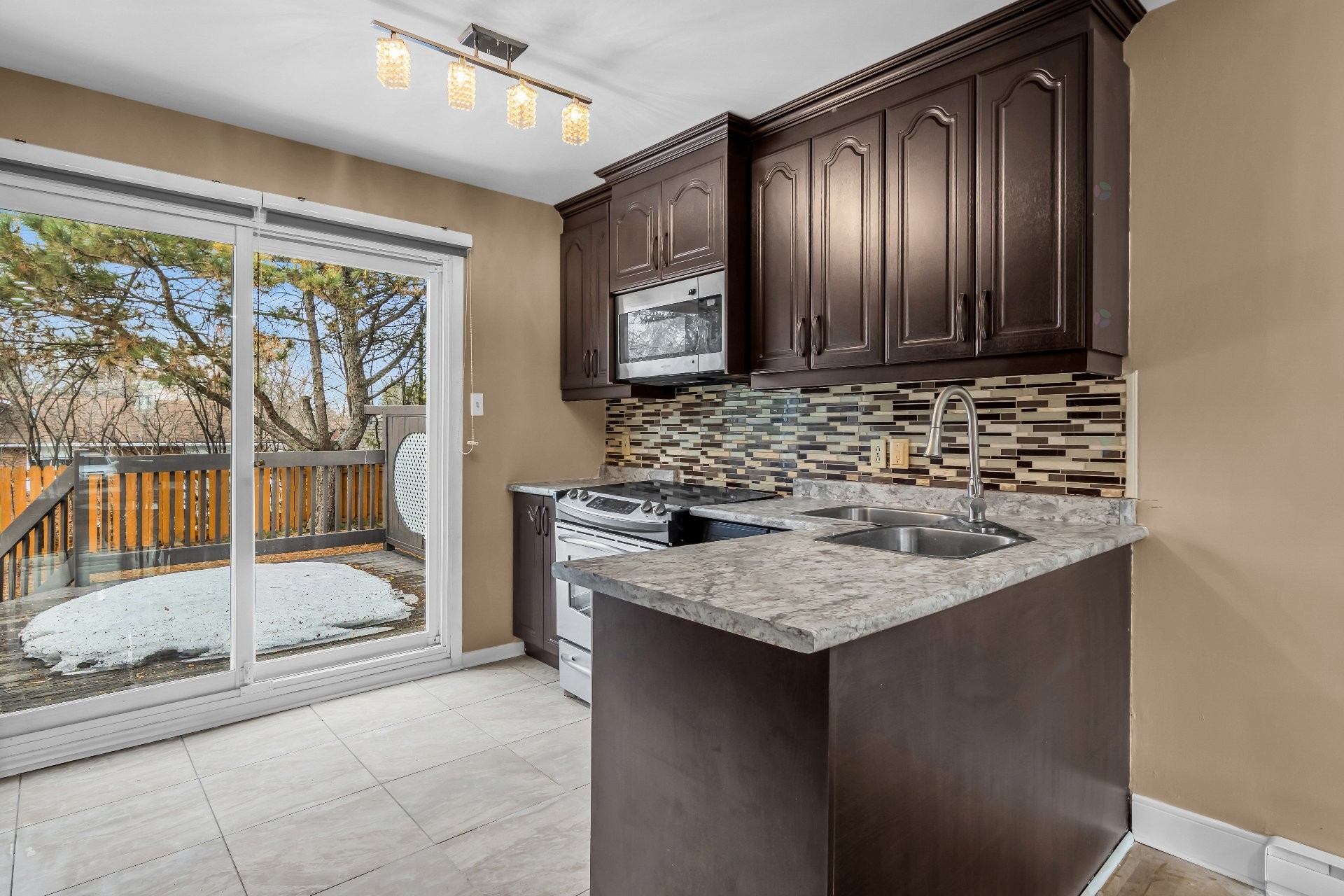 









216


Av. St-Louis

,
Pointe-Claire,




QC
H9R4X7

