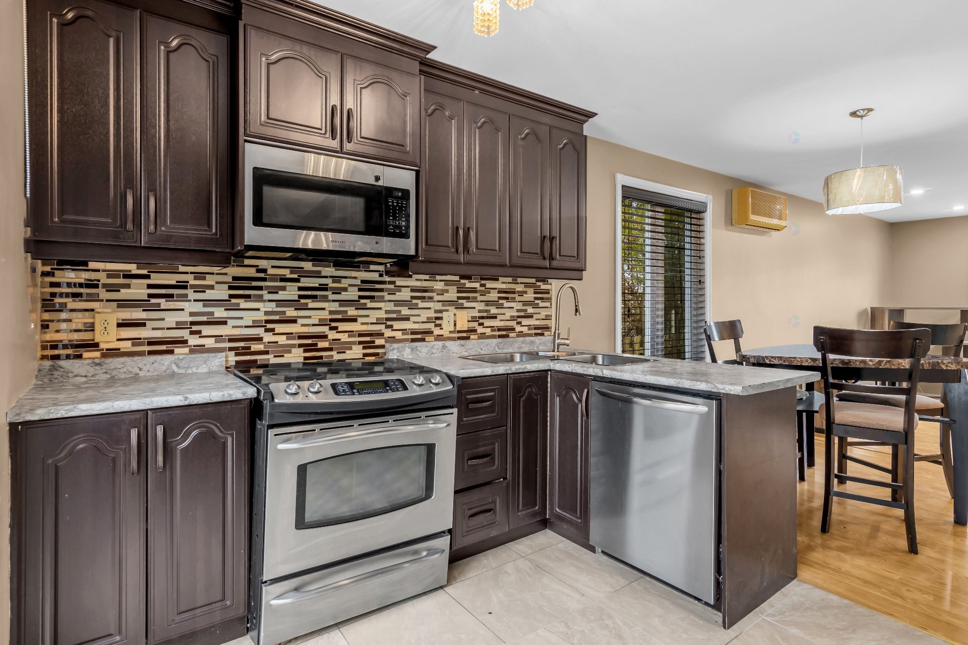 









216


Av. St-Louis

,
Pointe-Claire,




QC
H9R4X7

