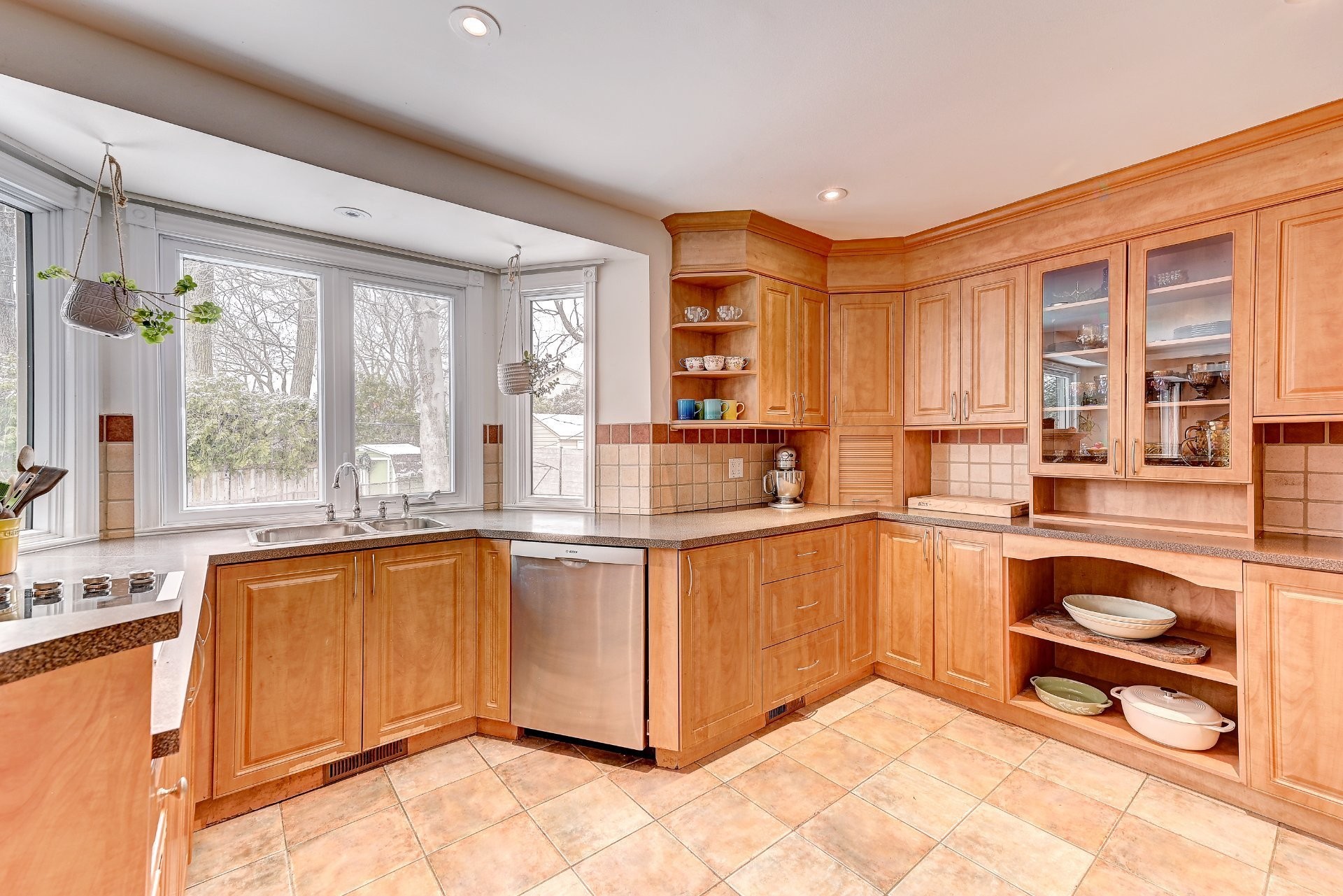 









8255


Rue Racine

,
Brossard,




QC
J4X1T9

