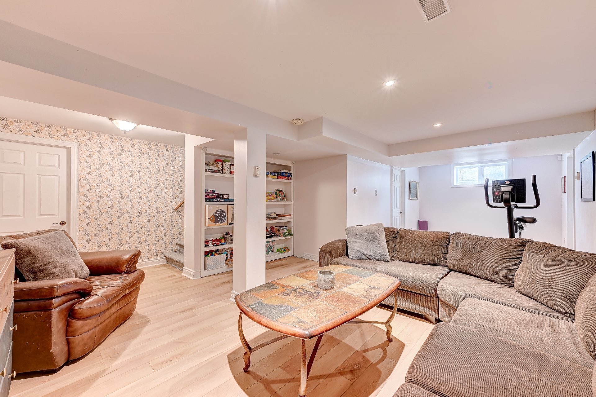 









8255


Rue Racine

,
Brossard,




QC
J4X1T9

