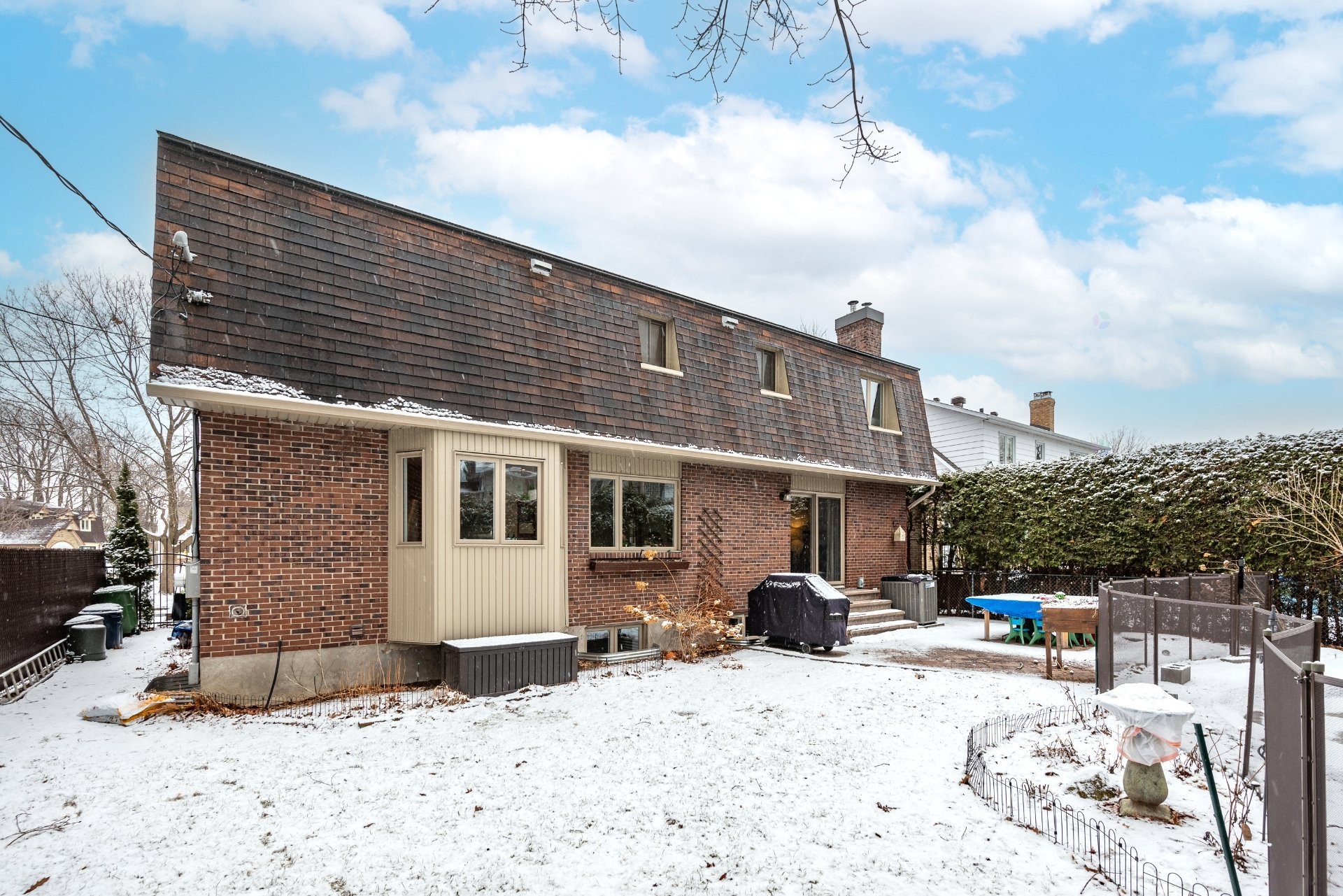 









8255


Rue Racine

,
Brossard,




QC
J4X1T9

