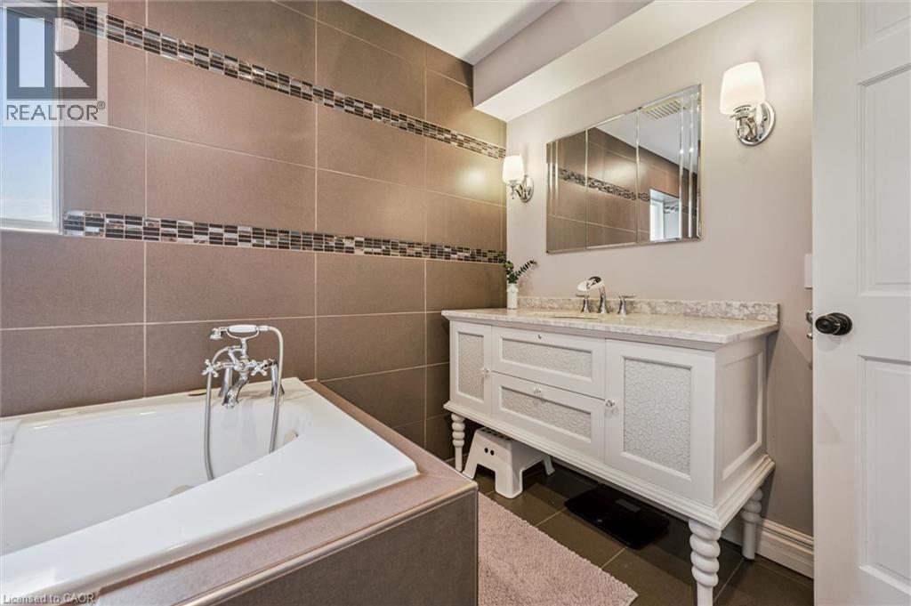 












16 HAMPTON Street

,
Elmira,




Ontario
N3B1X9

