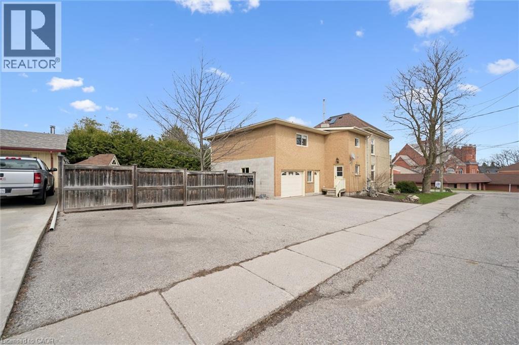 












16 HAMPTON Street

,
Elmira,




Ontario
N3B1X9

