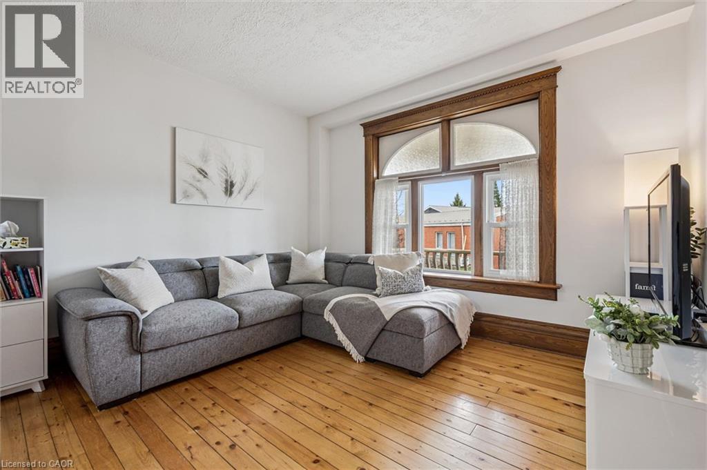 












16 HAMPTON Street

,
Elmira,




Ontario
N3B1X9

