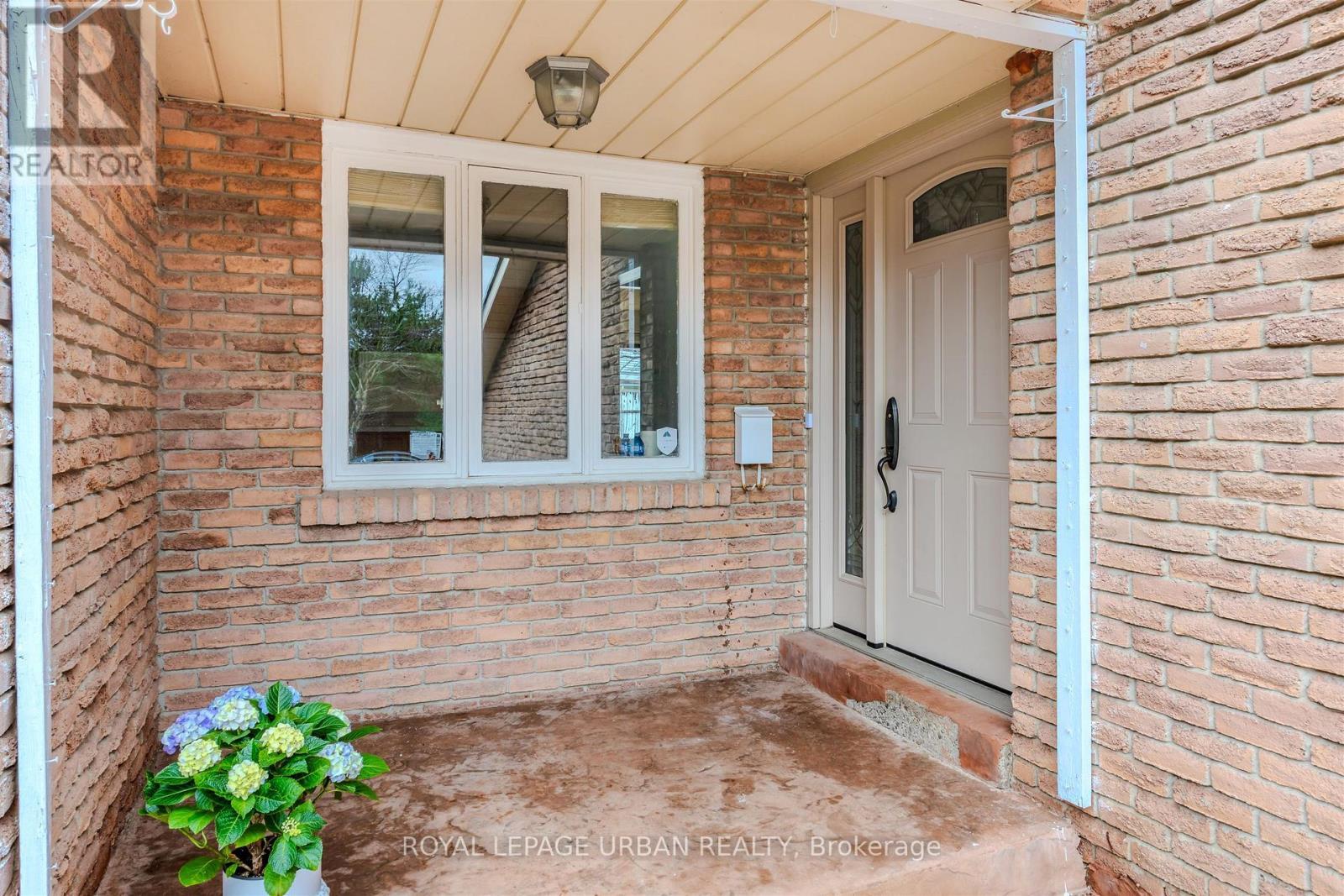 












347 BRAYMORE BOULEVARD

,
Toronto,




Ontario
M1B2W6

