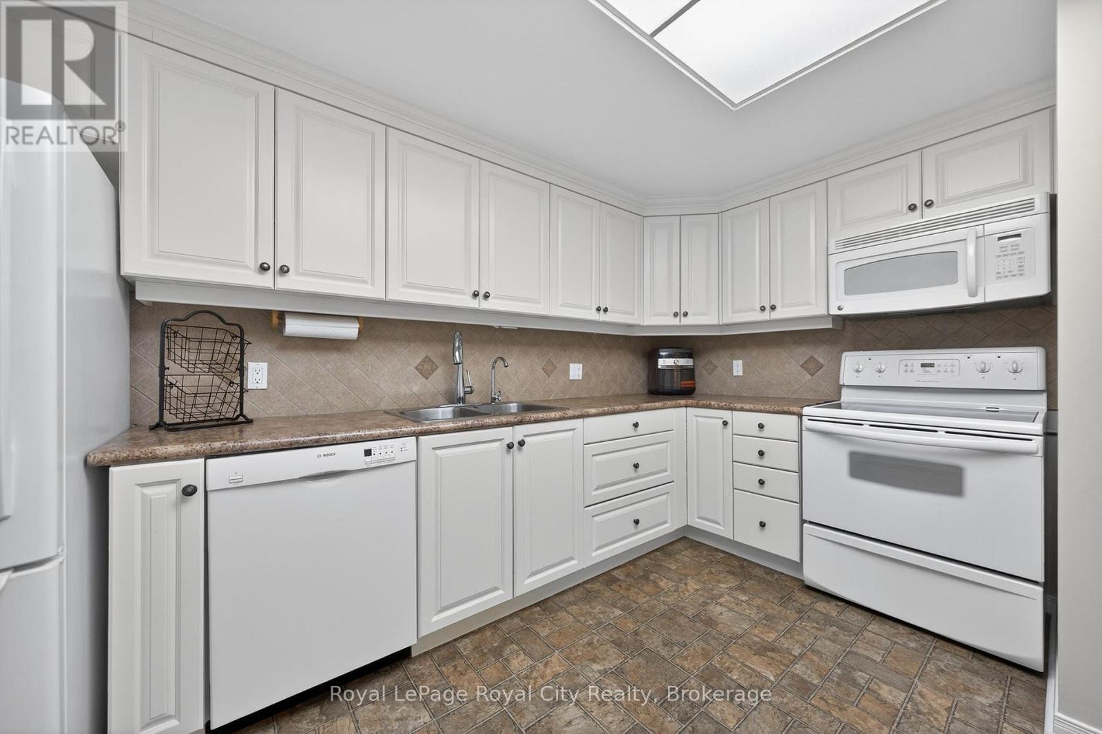 












402 - 105 BAGOT STREET

,
Guelph (Junction/Onward Willow),




Ontario
N1H8H4

