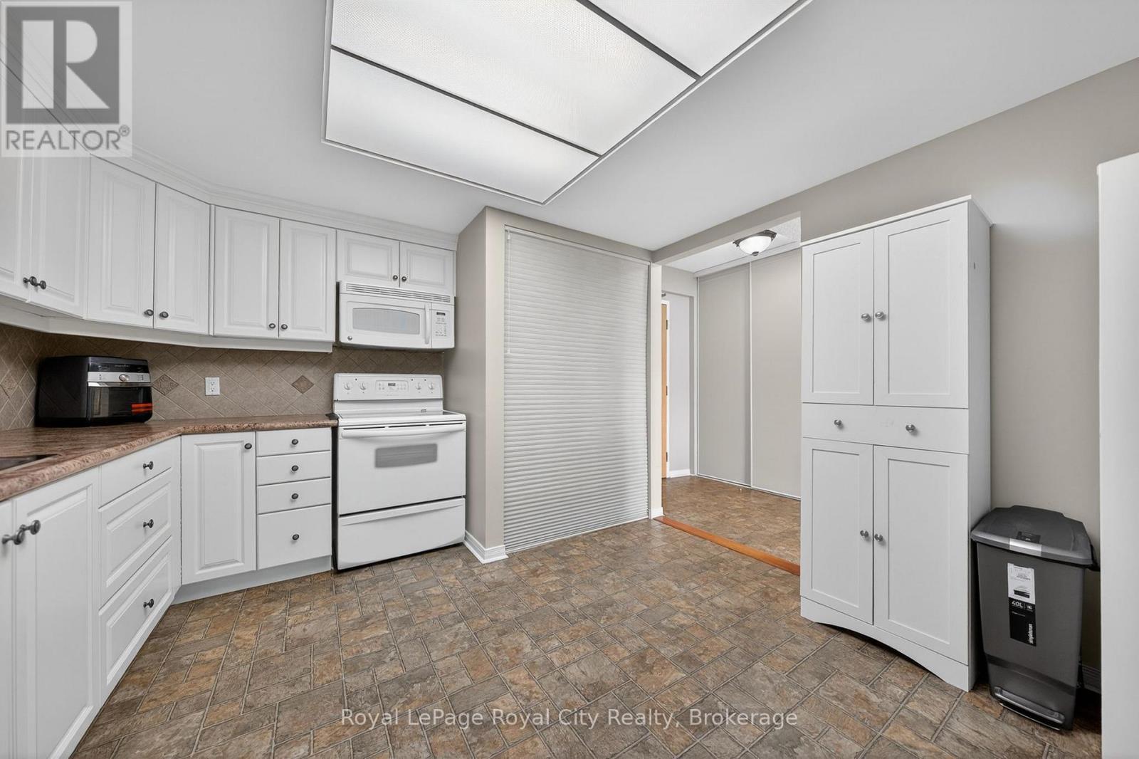 












402 - 105 BAGOT STREET

,
Guelph (Junction/Onward Willow),




Ontario
N1H8H4

