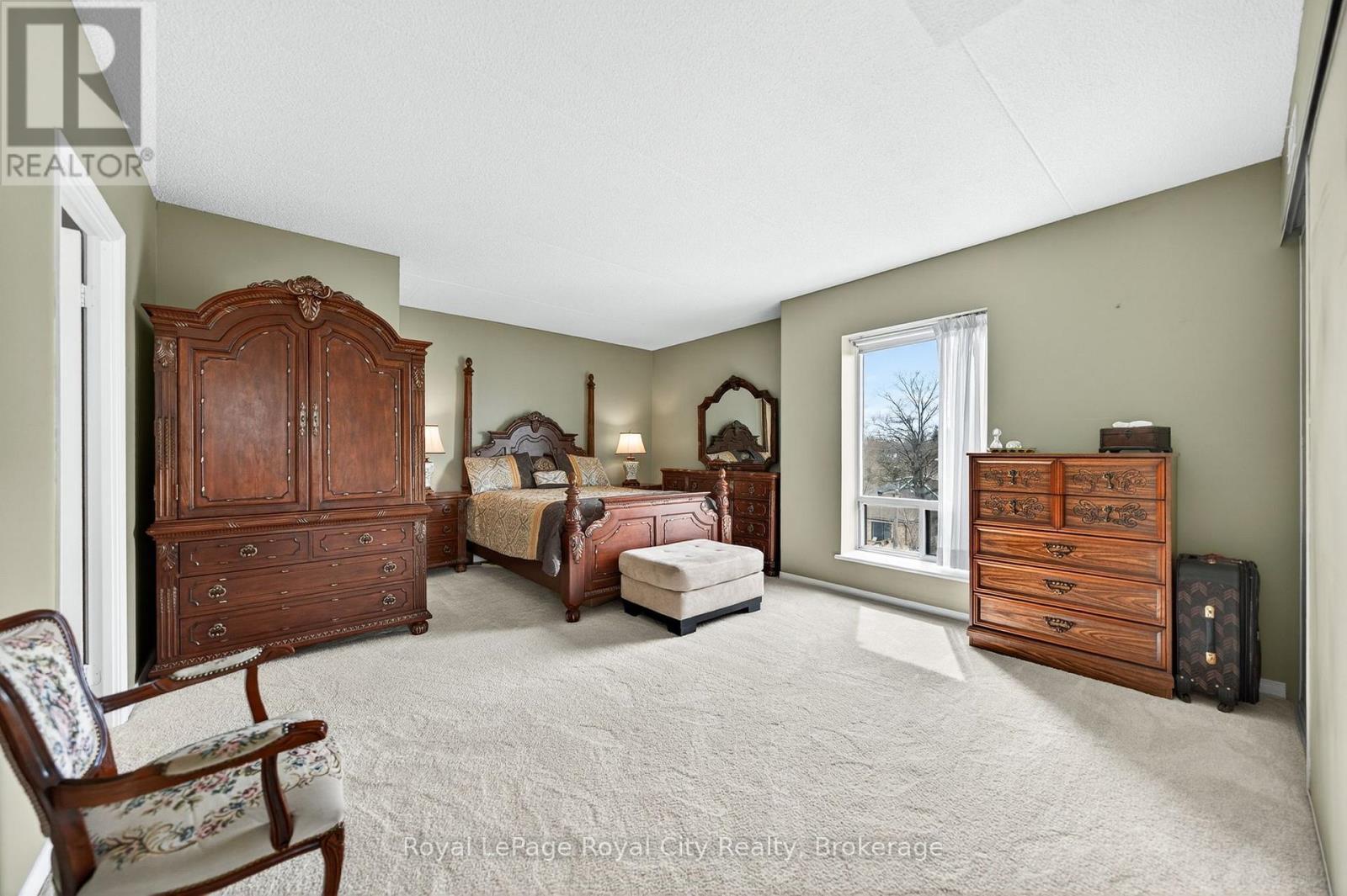 












402 - 105 BAGOT STREET

,
Guelph (Junction/Onward Willow),




Ontario
N1H8H4

