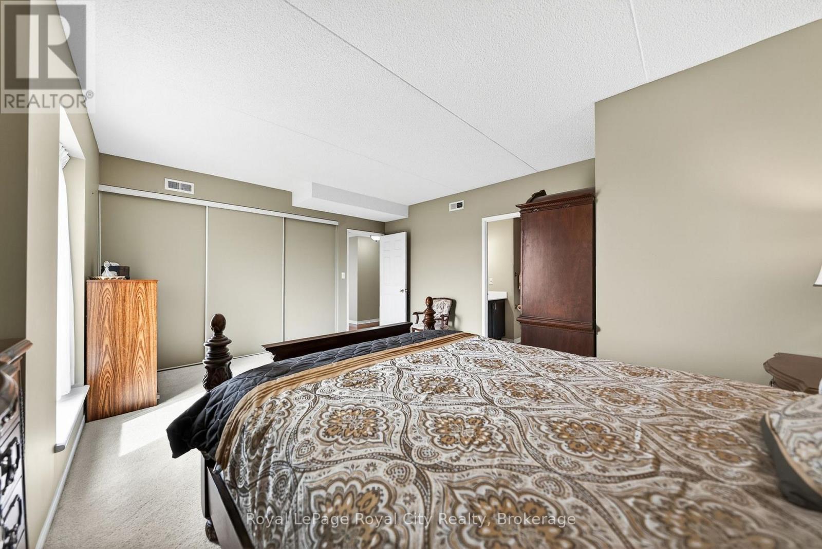 












402 - 105 BAGOT STREET

,
Guelph (Junction/Onward Willow),




Ontario
N1H8H4

