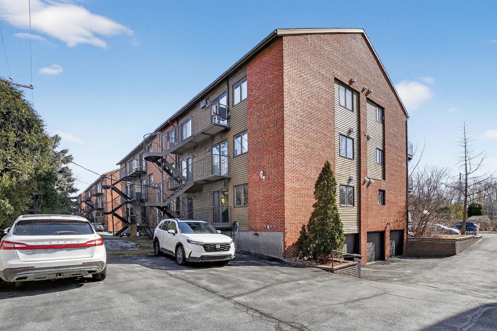 









1711


Rue Louis-Alphonse-Venne

, 101,
Montréal (Ahuntsic-Cartierville),




QC
H2C3J3

