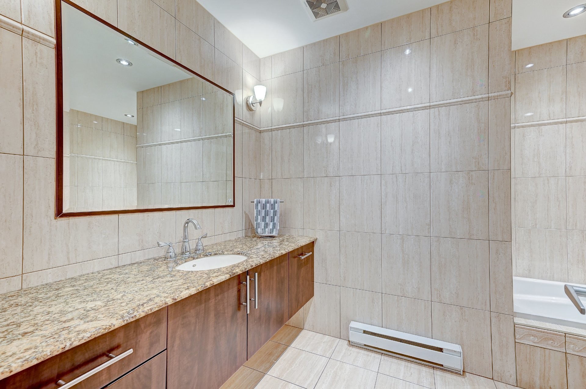 









945


Rue Muir

, 105,
Montréal (Saint-Laurent),




QC
H4L5N8

