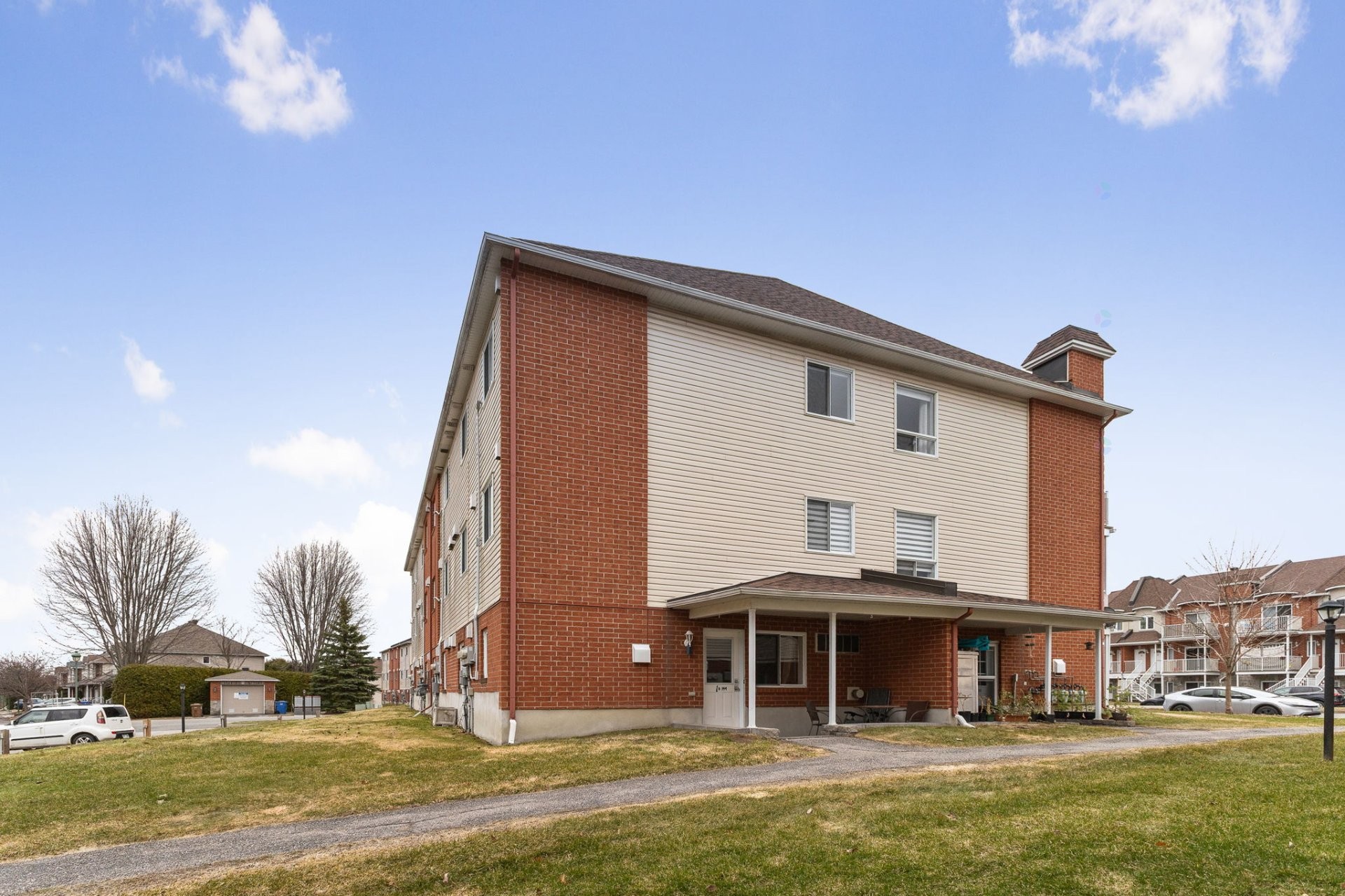 









144


Boul. Louise-Campagna

, 1B,
Gatineau (Hull),




QC
J9A3V6

