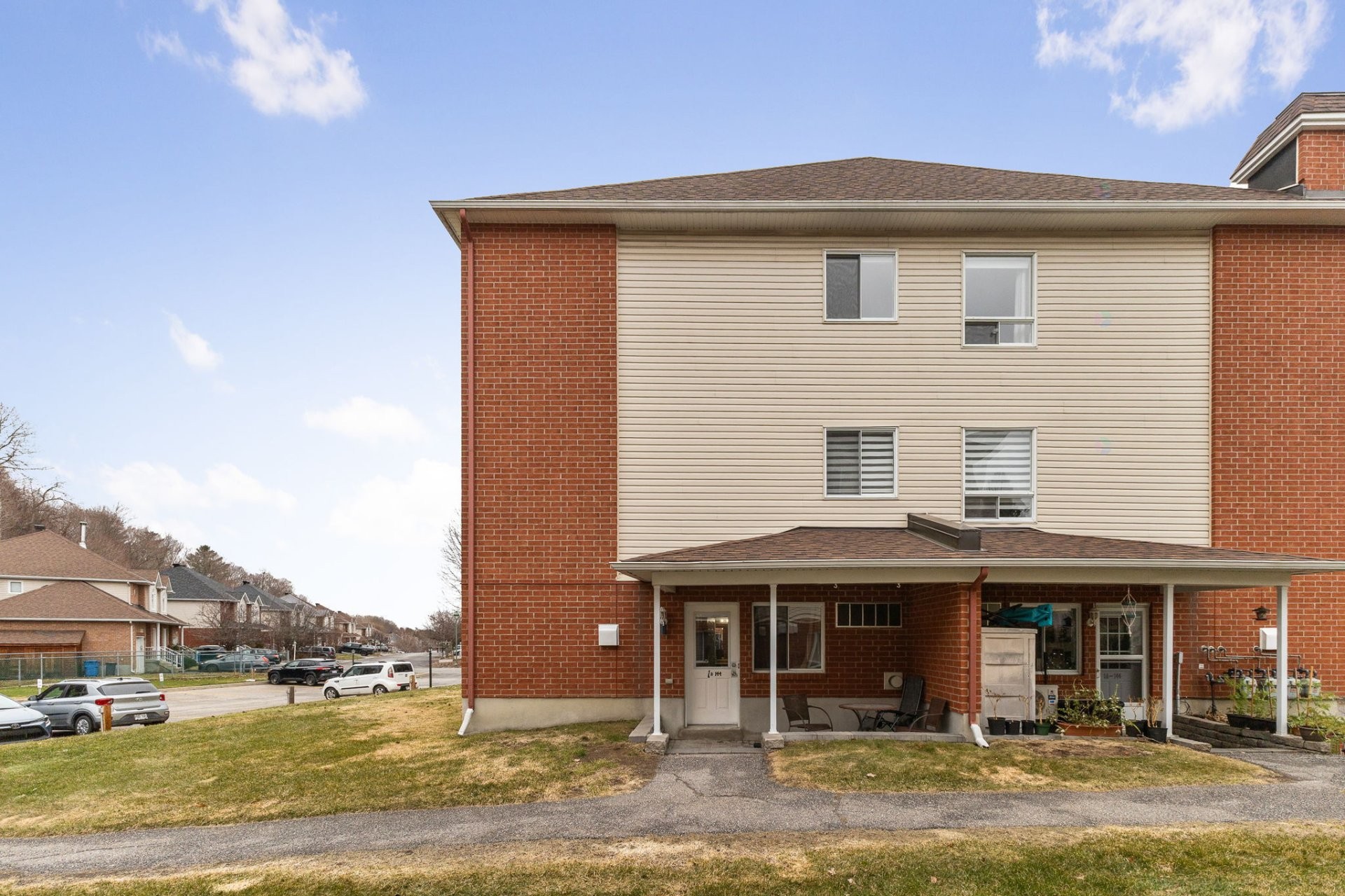 









144


Boul. Louise-Campagna

, 1B,
Gatineau (Hull),




QC
J9A3V6

