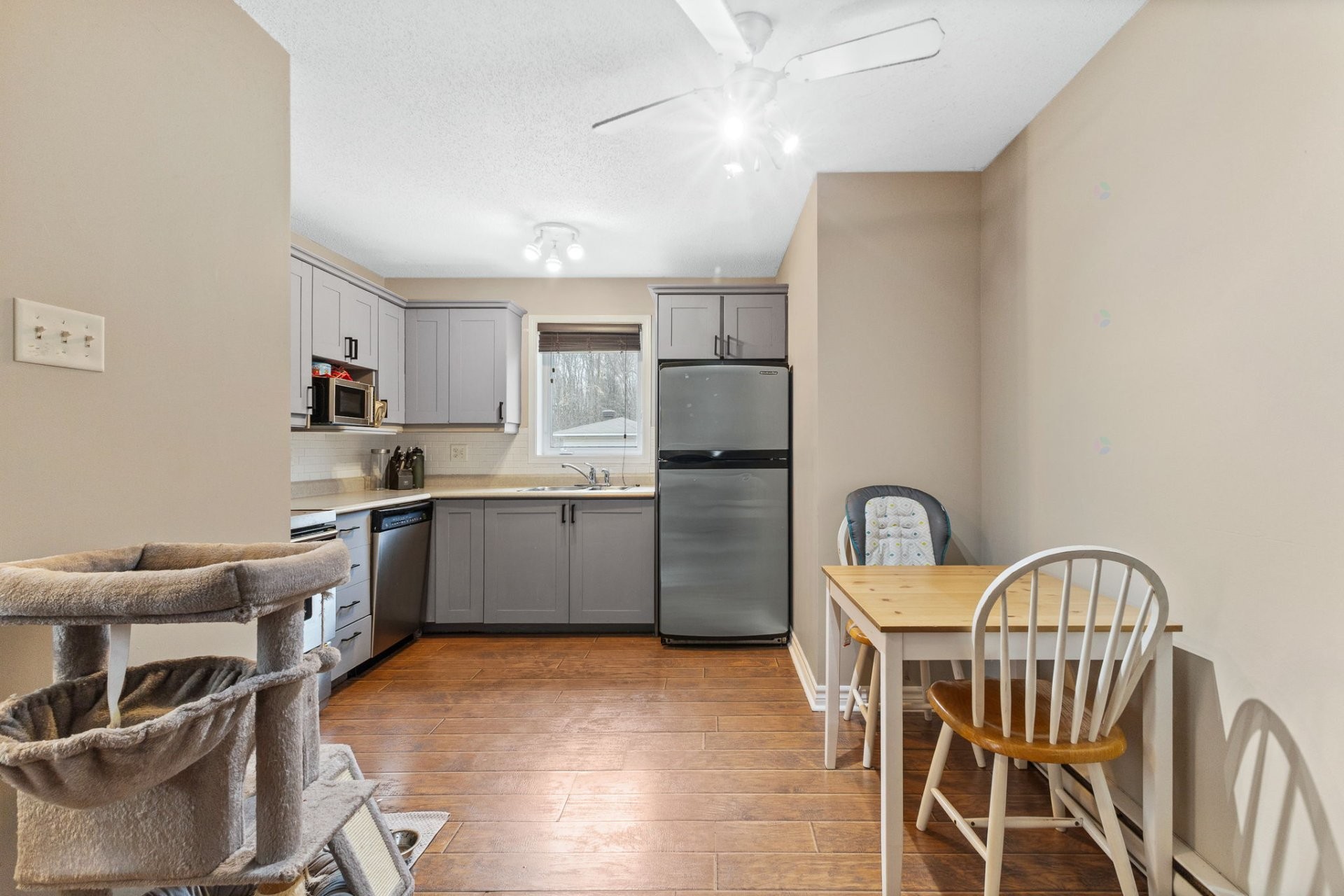









144


Boul. Louise-Campagna

, 1B,
Gatineau (Hull),




QC
J9A3V6

