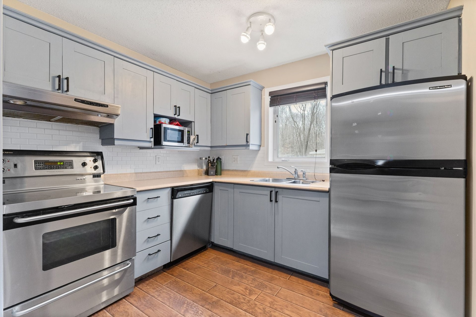 









144


Boul. Louise-Campagna

, 1B,
Gatineau (Hull),




QC
J9A3V6

