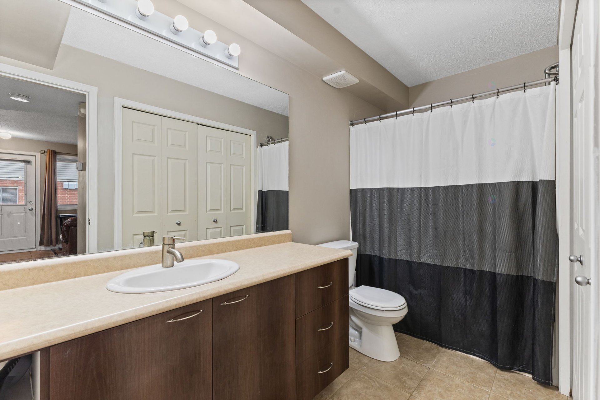 









144


Boul. Louise-Campagna

, 1B,
Gatineau (Hull),




QC
J9A3V6


