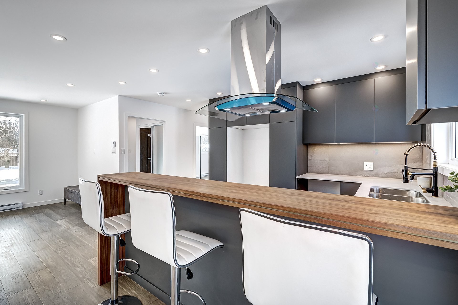 









373


Beaurepaire Drive

,
Beaconsfield,




QC
H9W3C3

